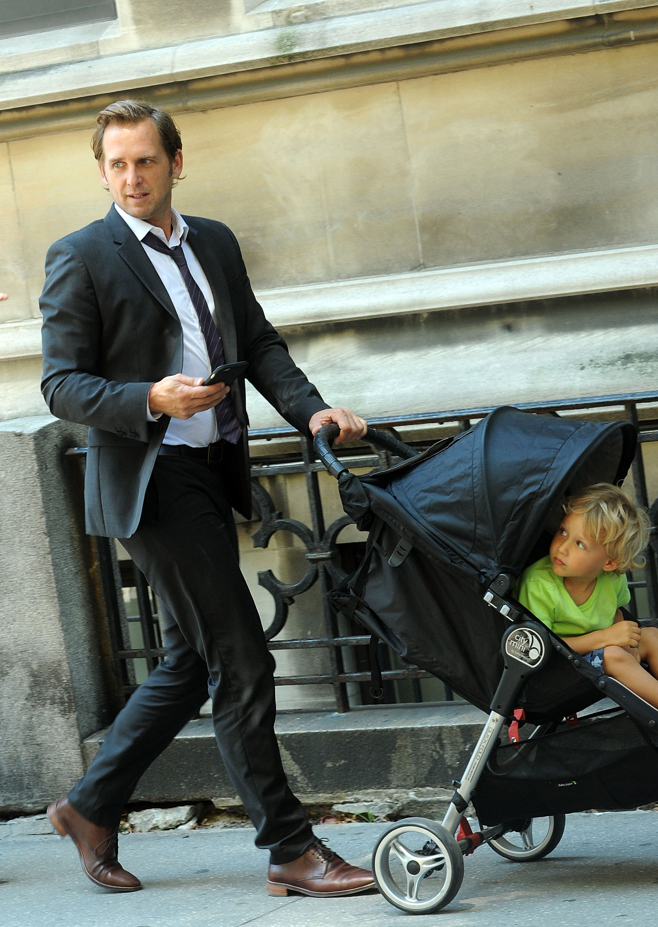 Josh Lucas with his son Noah Rev Maurer on the set of "The Mysteries of Laura" on July 16, 2015, in New York City. | Source: Getty Images