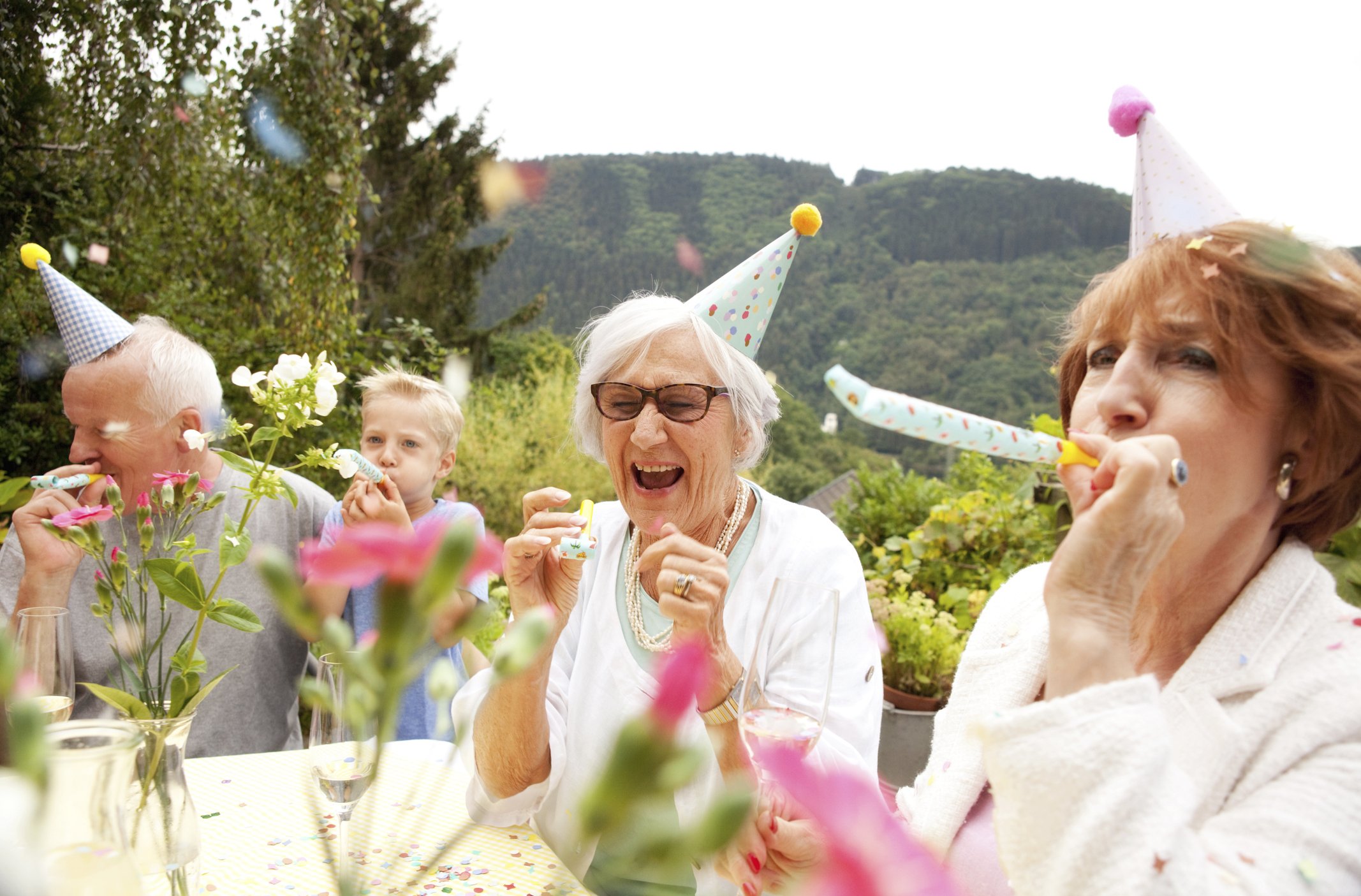 Senioren feiern Geburtstagsfeier im Garten | Quelle: Getty Images