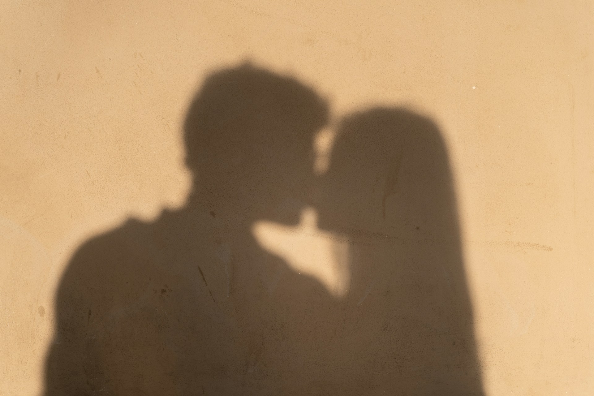 Silhouette of a couple kissing | Source: Unsplash