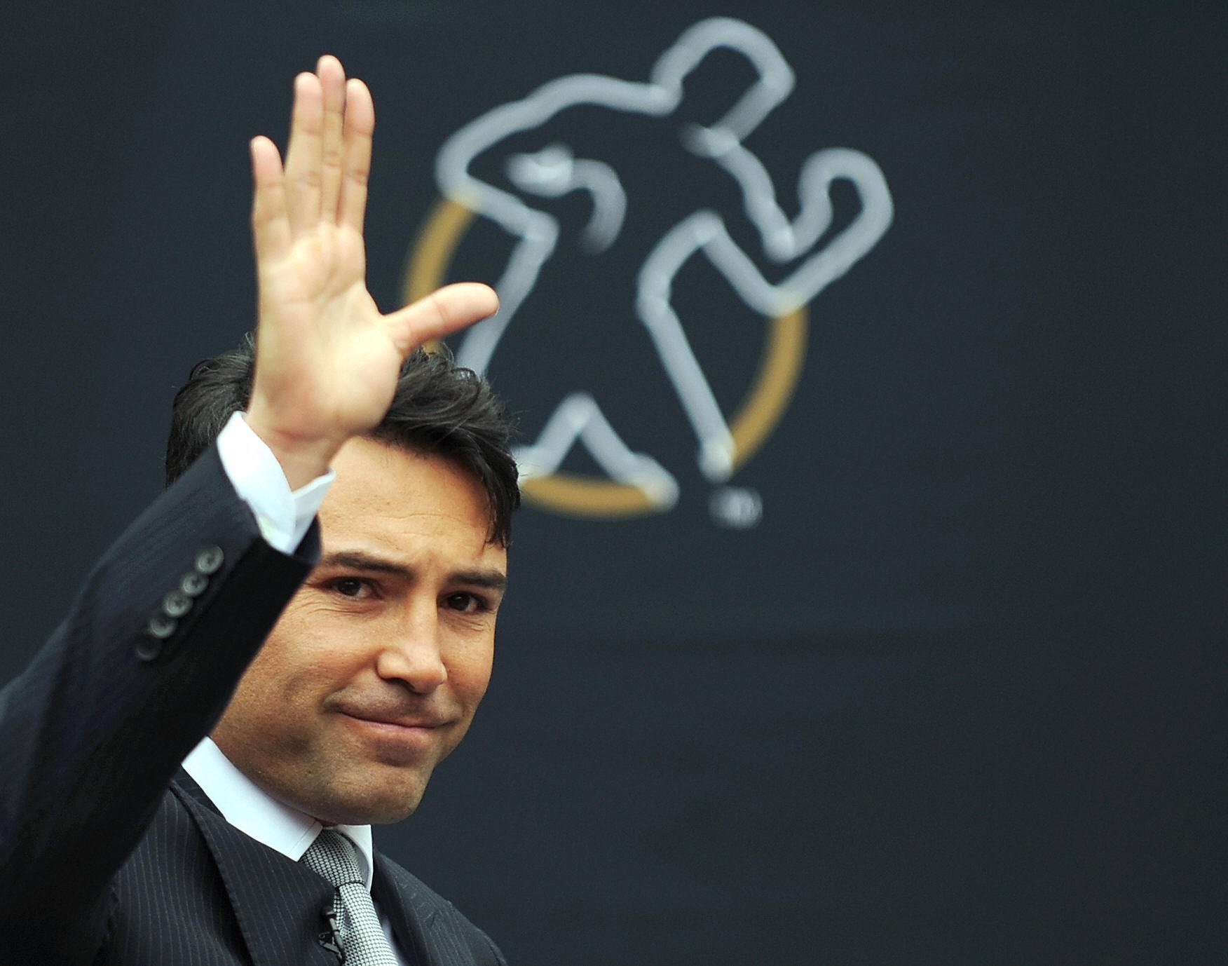 Oscar De La Hoya after announcing his retirement from boxing, in Los Angeles, California, on Tuesday, April 14, 2009 | Source: Getty Images