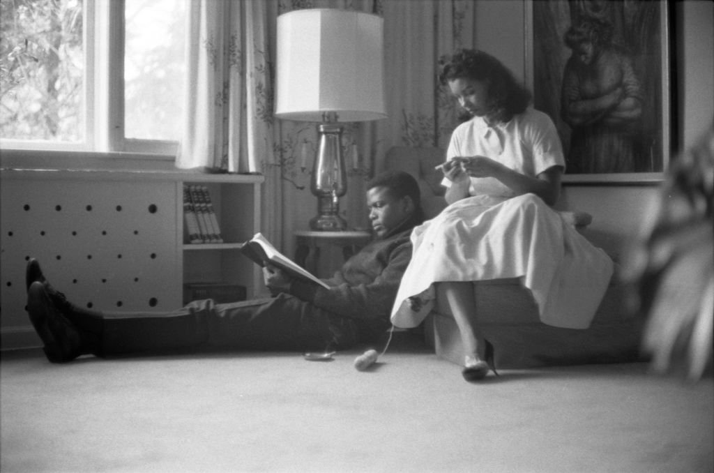 Sidney Poitier mit Juanita Hardy zu Hause, New York, 1959 | Quelle: Getty Images
