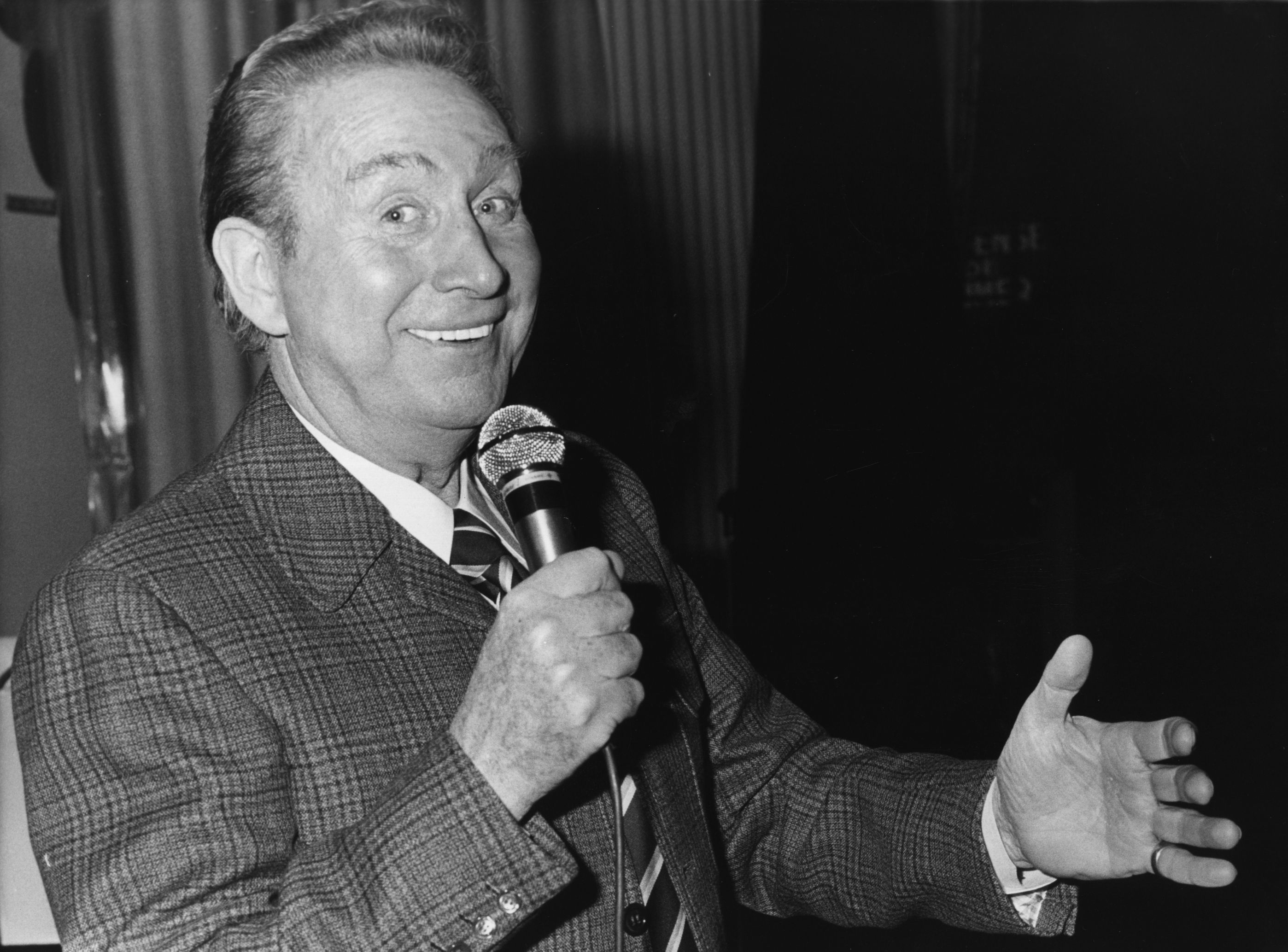 Charles Trenet qui était affectueusement surnommé "Le fou chantant". l Source : Getty Images