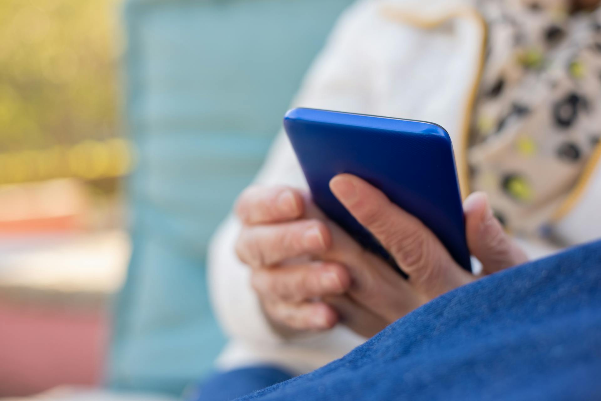 An older woman using her phone | Source: Pexels