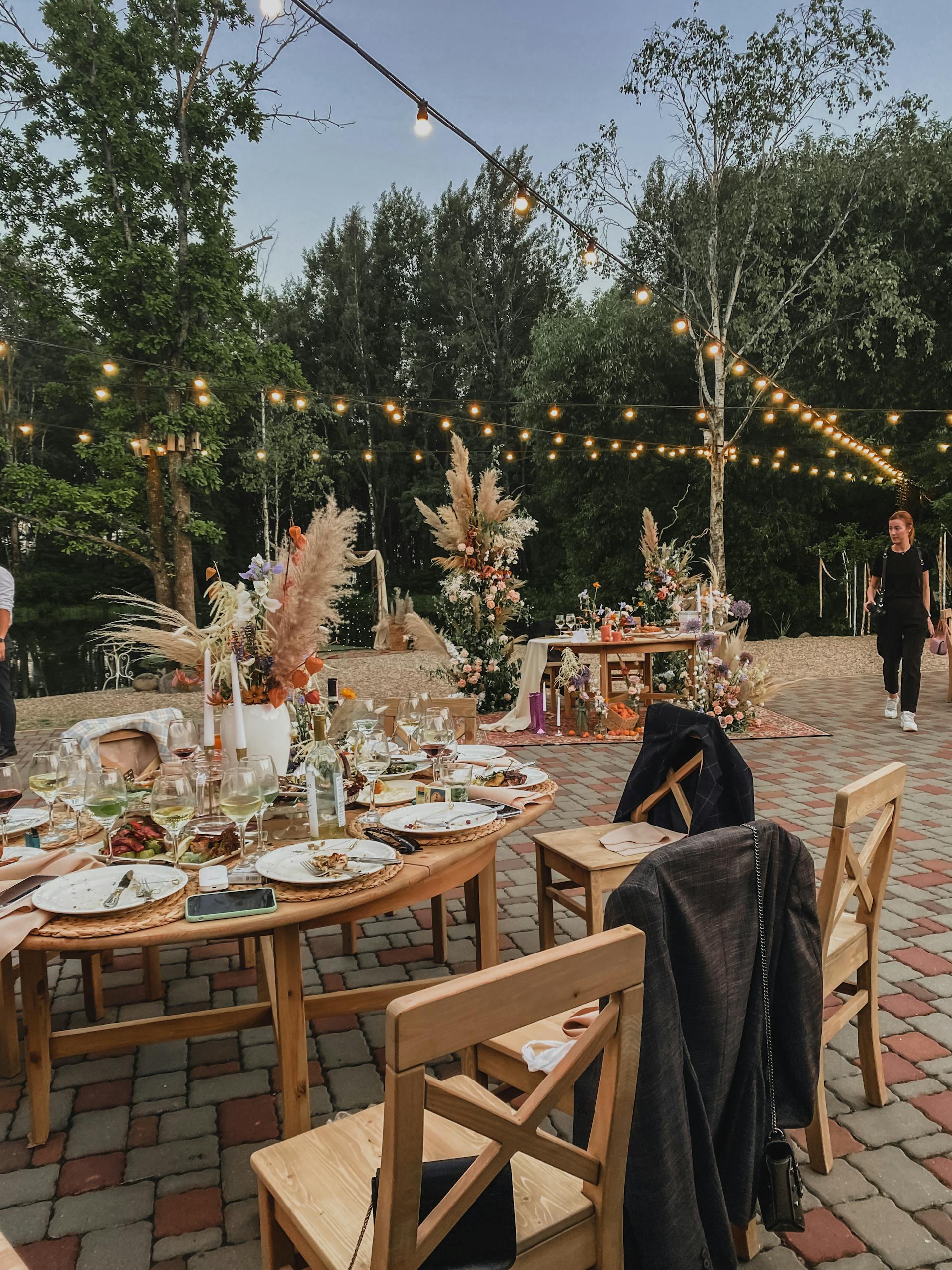 Outdoor wedding reception decor | Source: Pexels