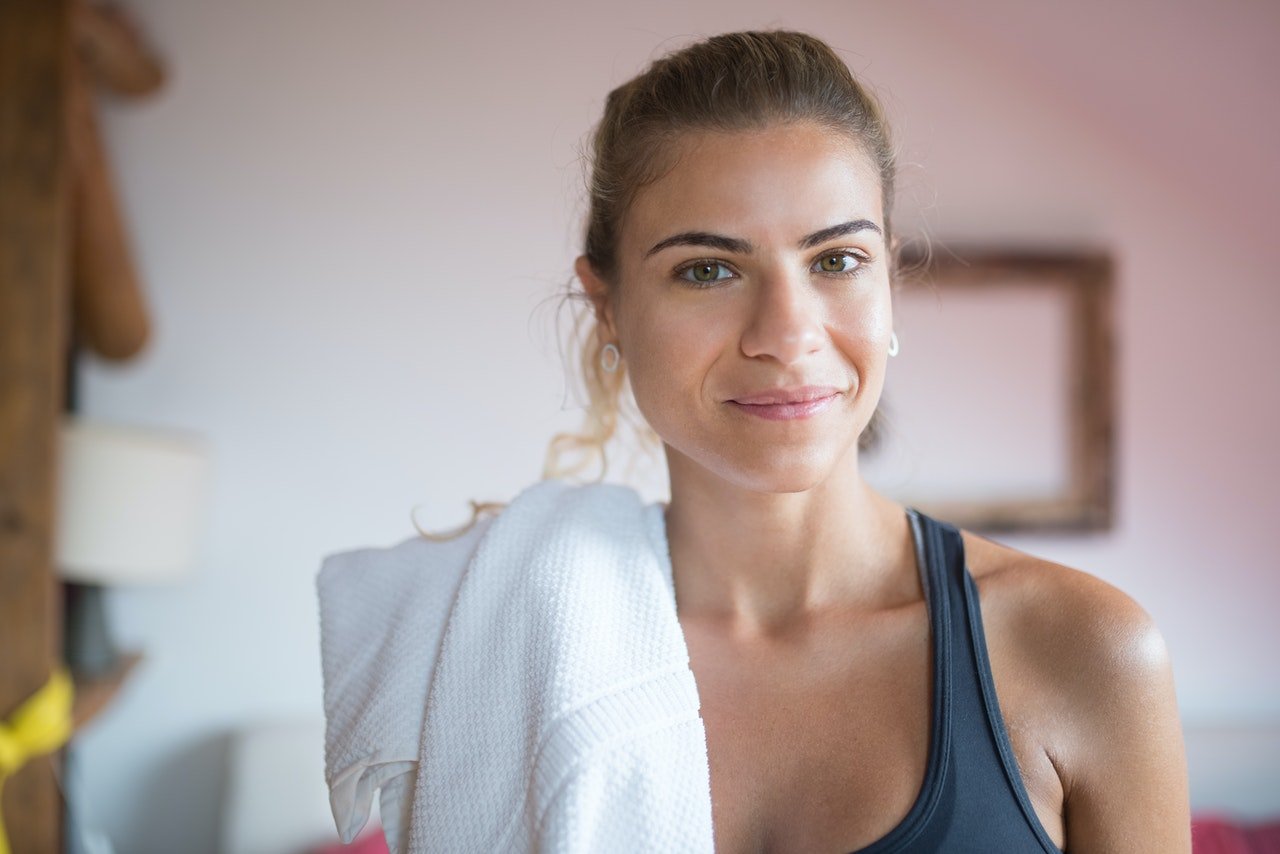 Girl going to take a shower | Source: Pexels