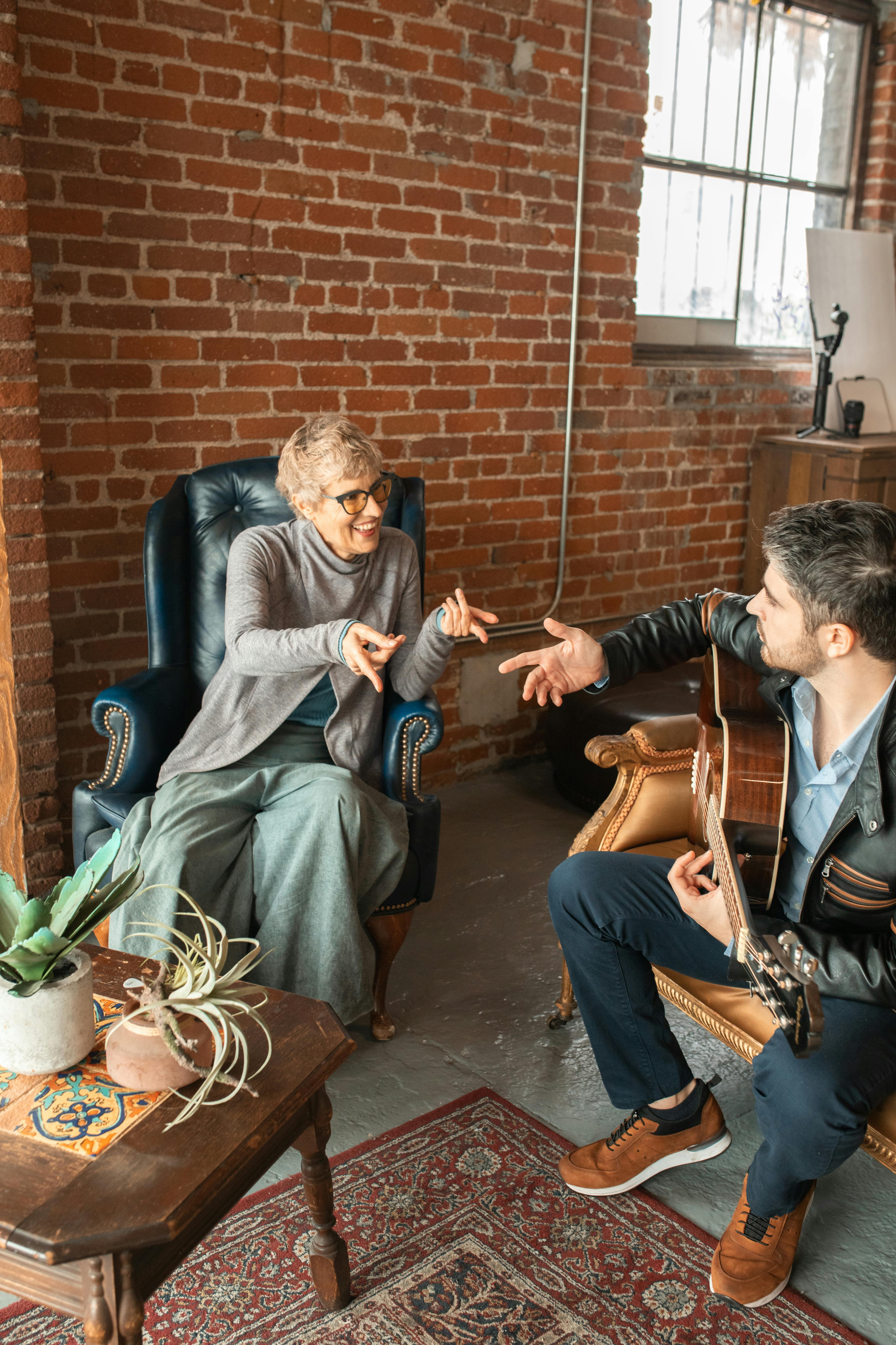 An elderly woman speaking to a man | Source: Pexels