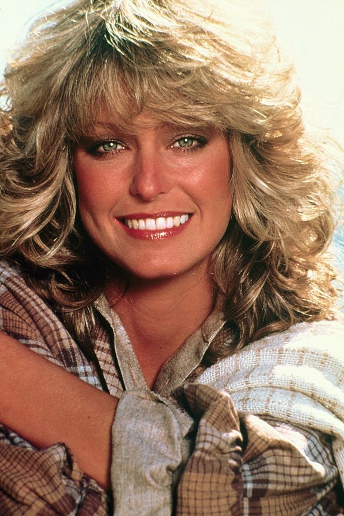 Principalement reconnue pour son rôle dans "Charlie's Angels", l'actrice et mannequin Farrah Fawcett sourit pour la caméra. | Photo : Getty Images