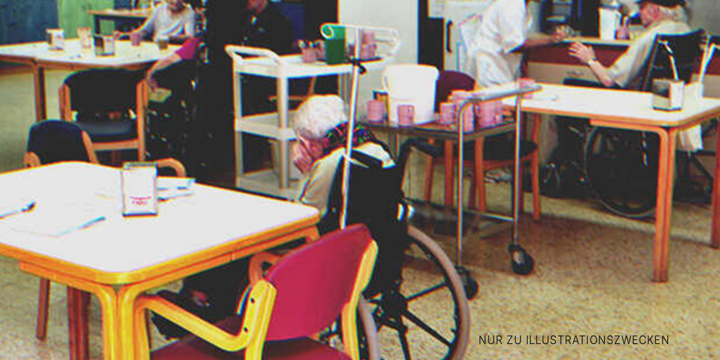 Eine alte Dame in einem Rollstuhl | Quelle: Shutterstock