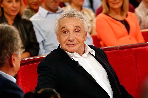 Michel Sardou assiste au spectacle 'Vivement Dimanche Prochain' au Pavillon Gabriel. |Photo : Getty Images