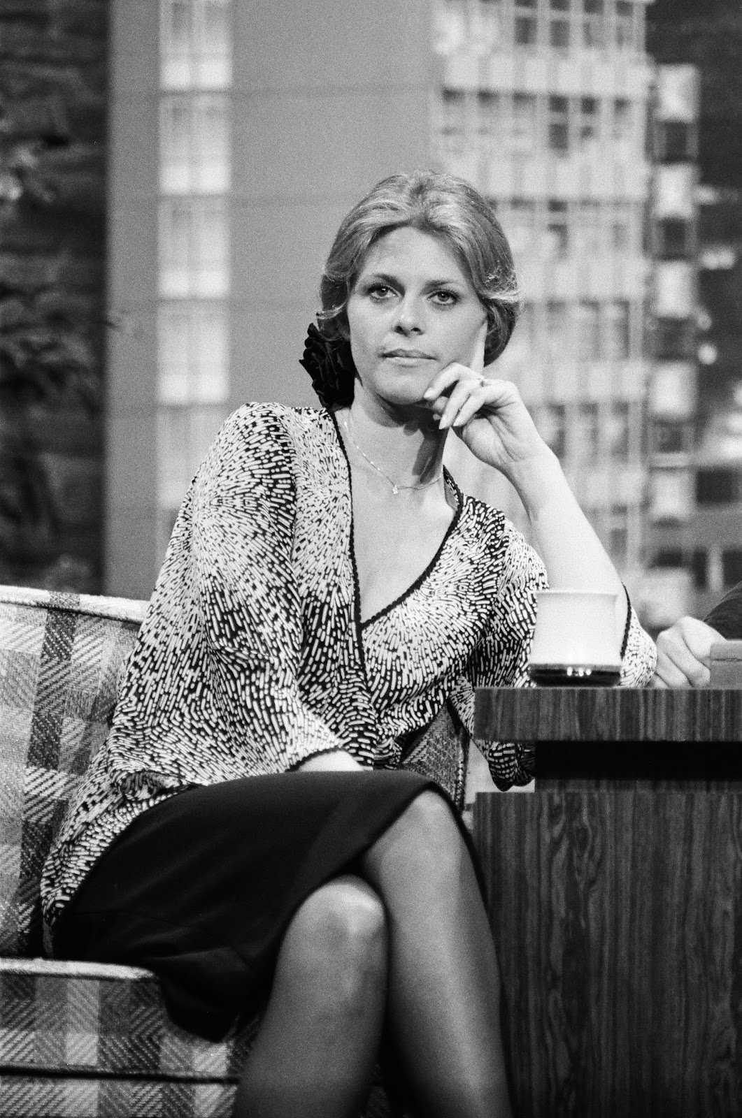 The '70s beauty icon on "The Tonight Show Starring Johnny Carson" in 1977. | Source: Getty Images