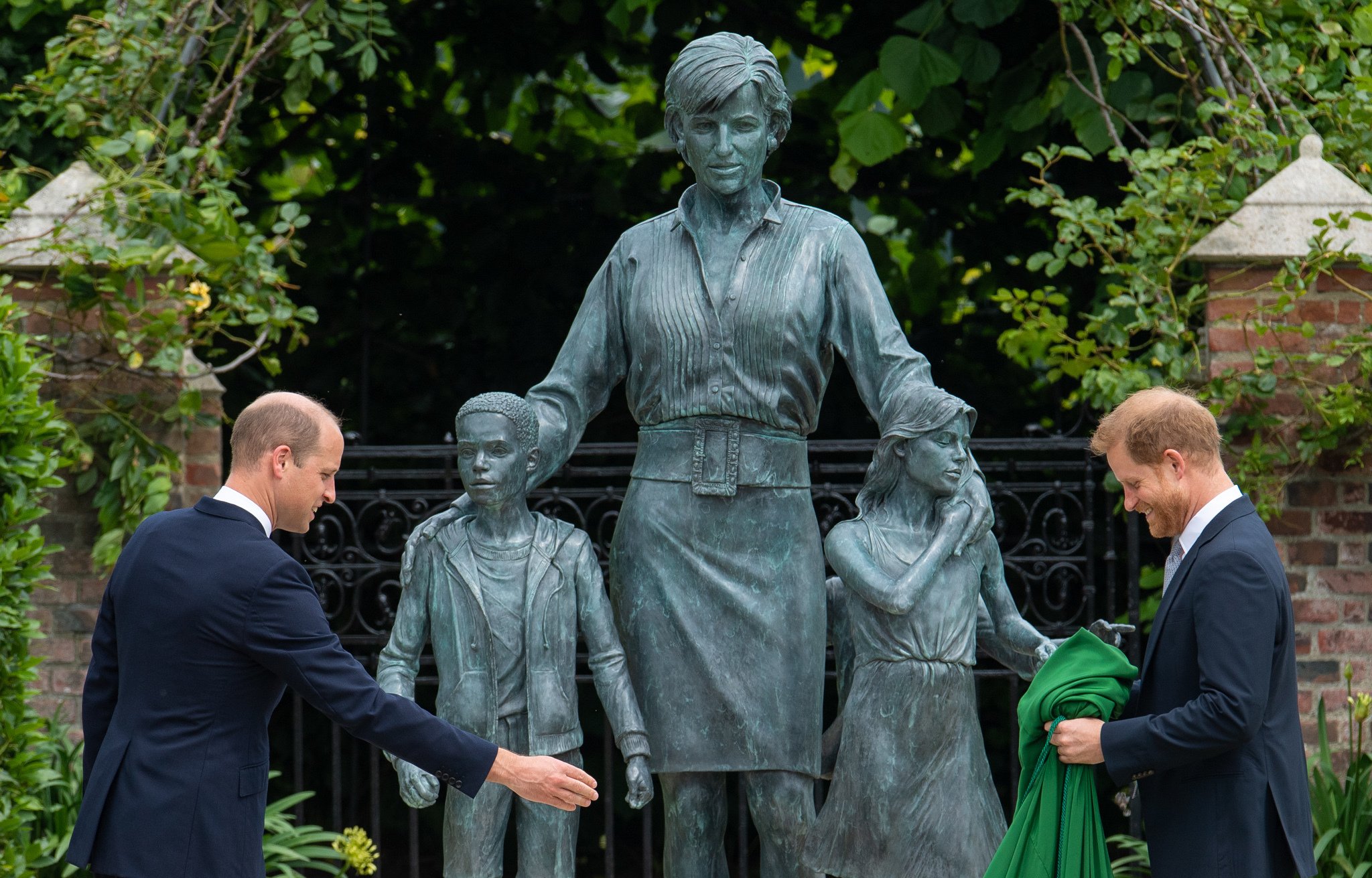 William y Charles inauguran una estatua homenaje a Diana, julio de 2021. | Foto: Getty Images