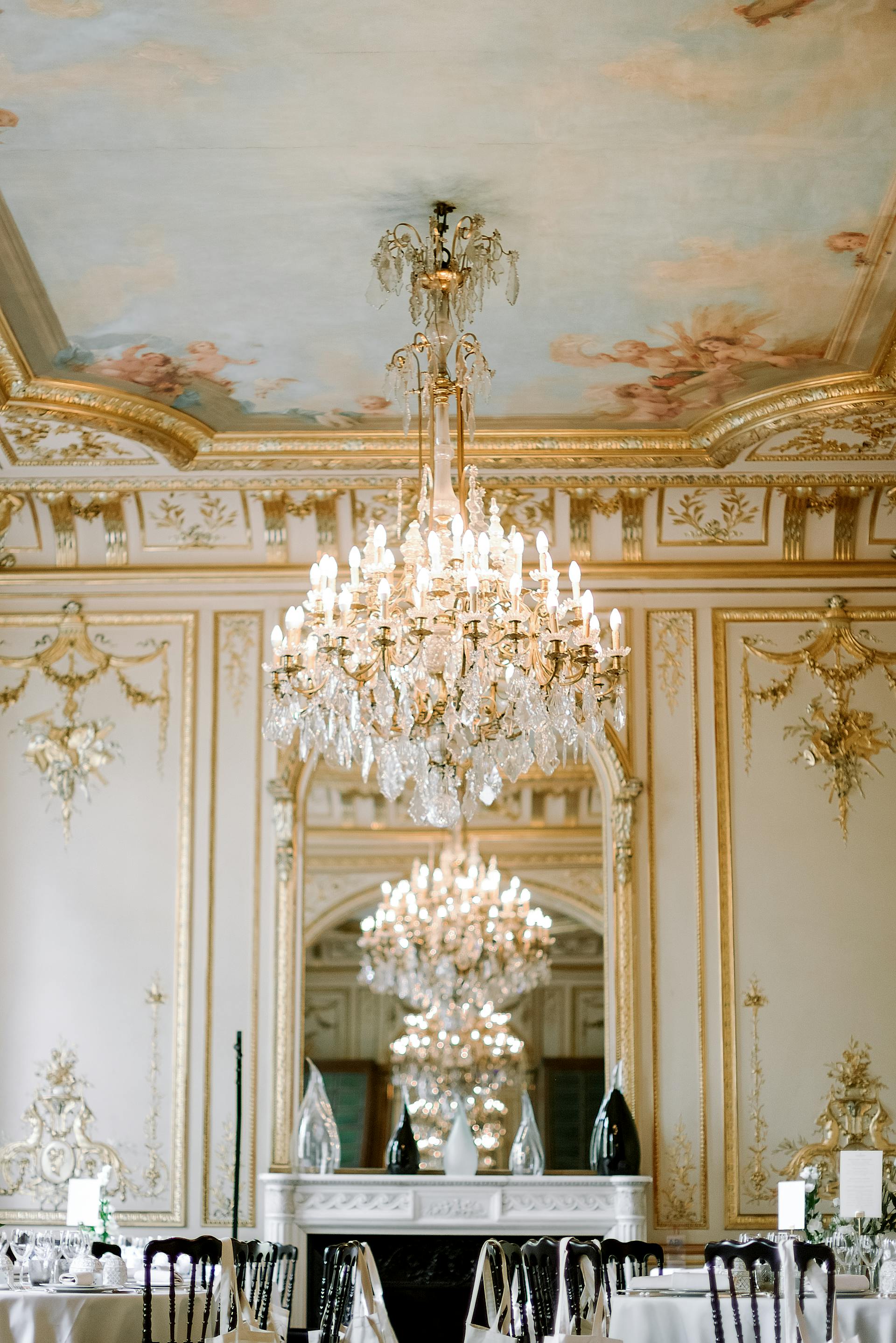 The interior of an elegant restaurant with golden ornaments and crystal chandeliers | Source: Pexels