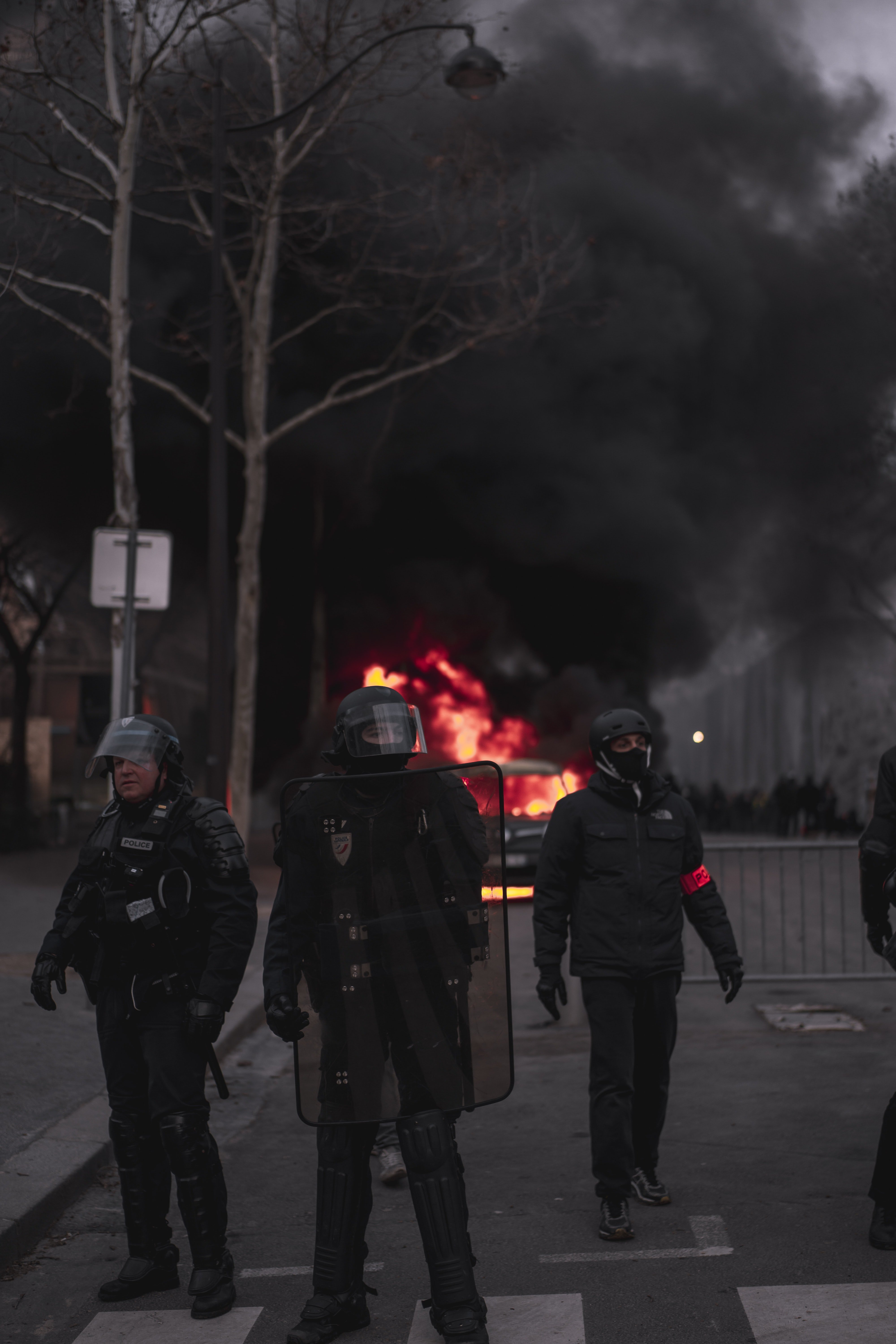 Policemen in front of a fire | Photo: Pexels