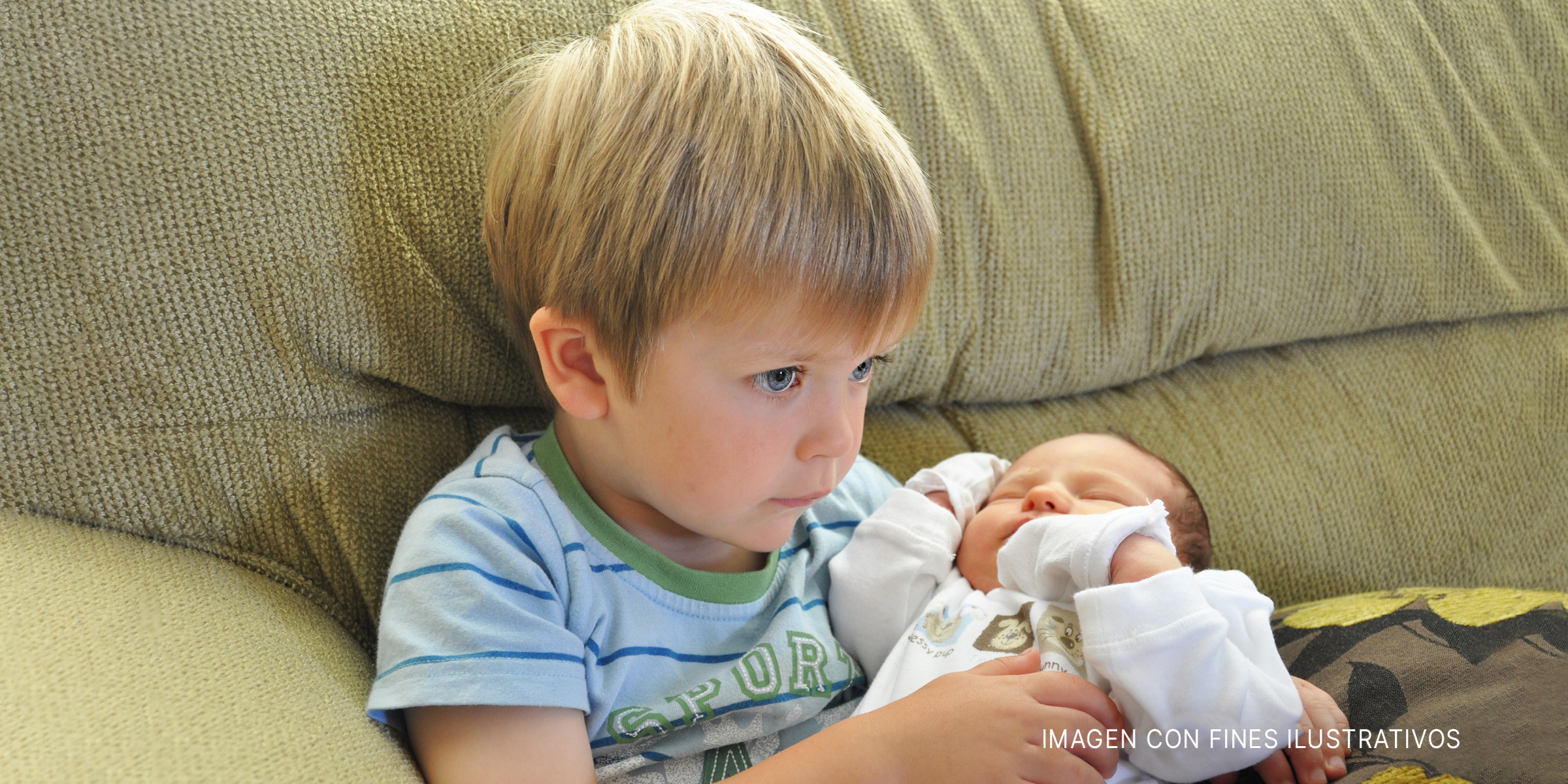 Niño acunando a su hermanita. | Foto: flickr.com/meemal (CC BY 2.0)