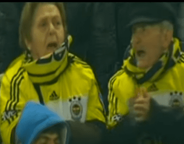 La pareja de ancianos gritando con emoción en uno de los partidos.│ Foto: Captura de Youtube/Fenerbahçe SK