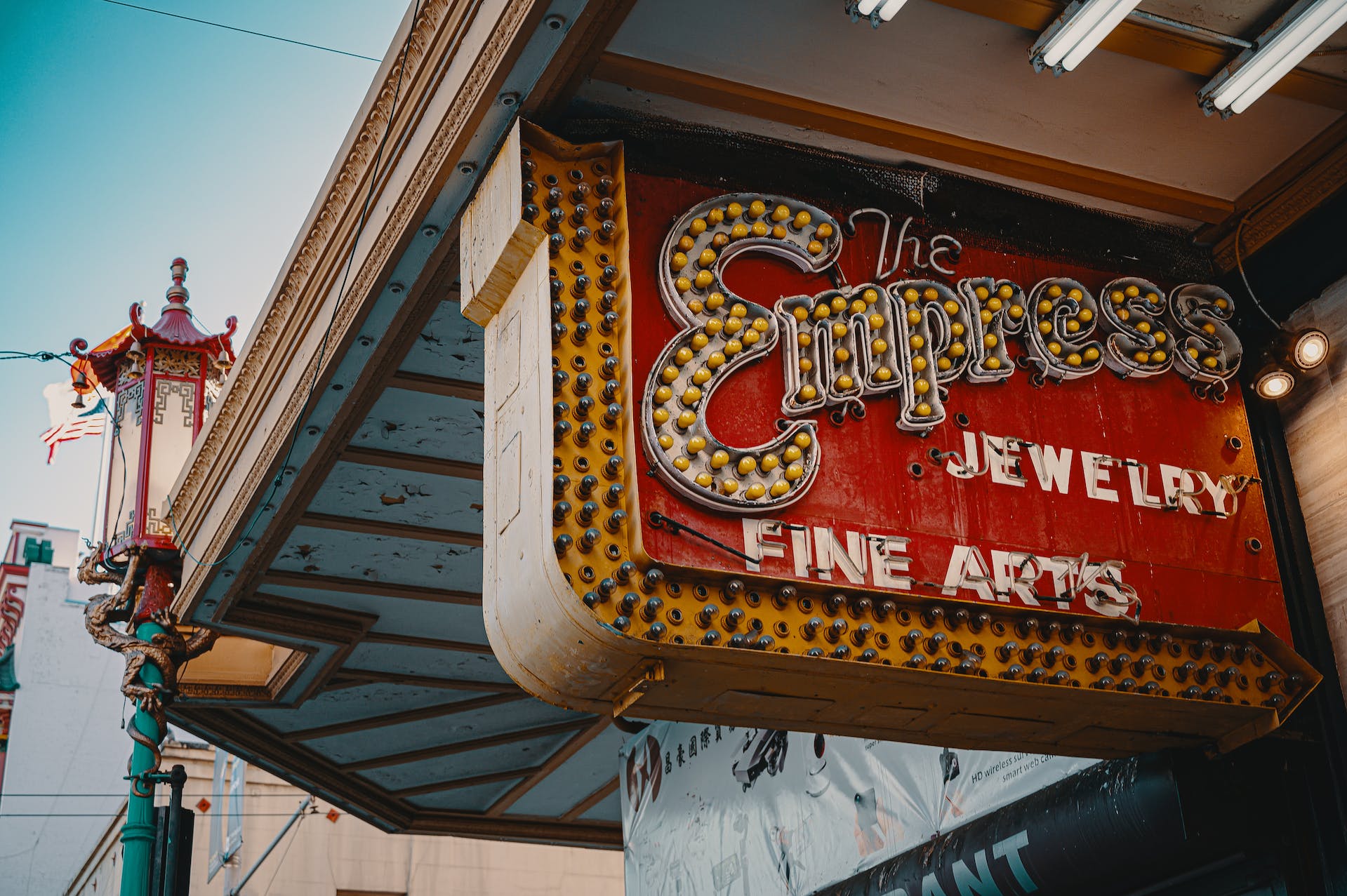 Jewelry store sign | Source: Pexels