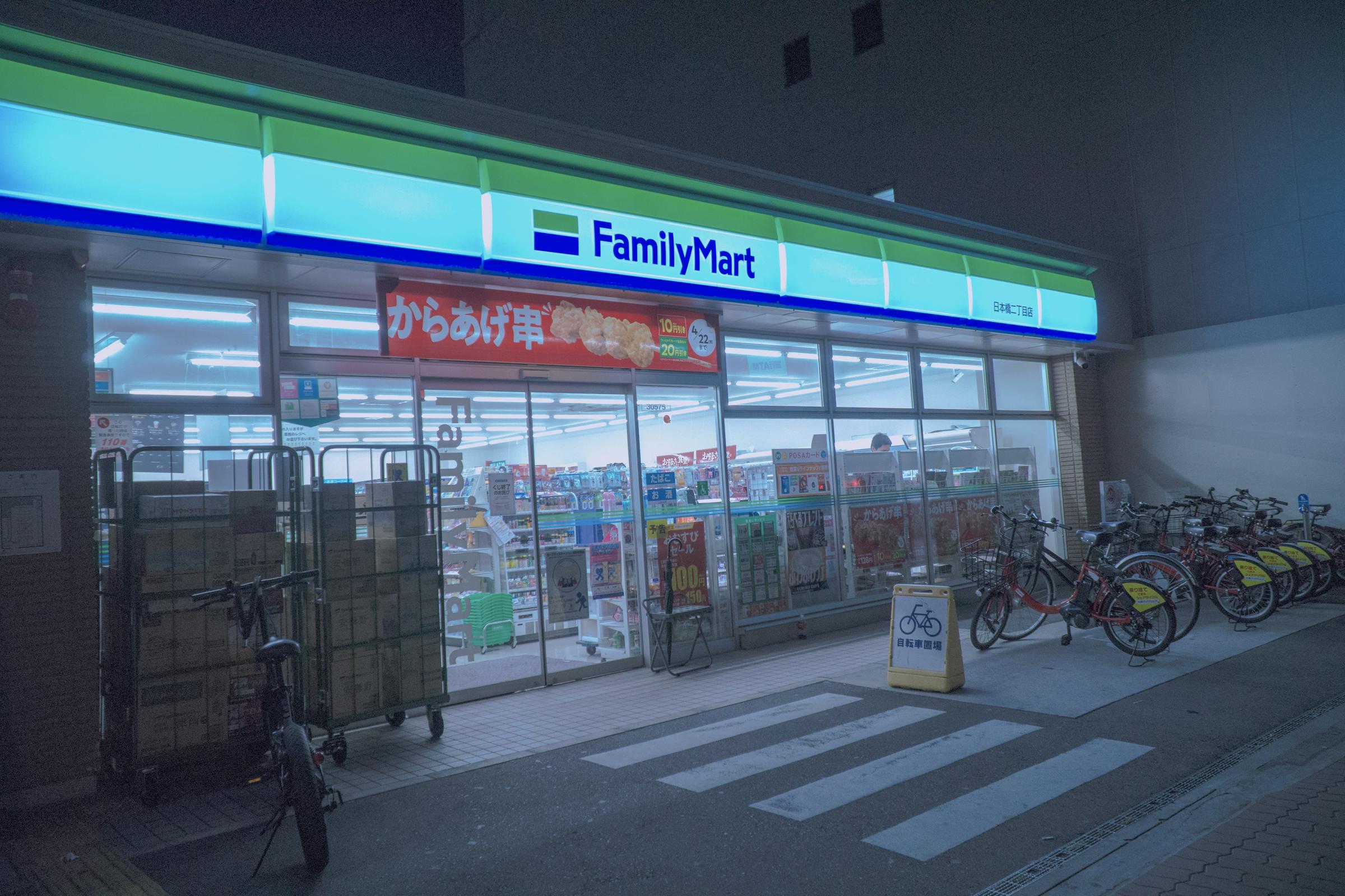 A grocery store's doors | Source: Unsplash