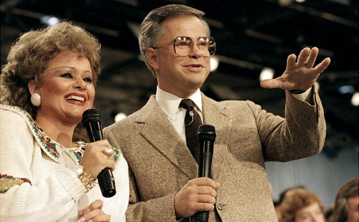 Jim Bakker during a PTL broadcast with Tammy Faye circa 1986 | Photo: Peter K. Levy, Public domain, via Wikimedia Commons