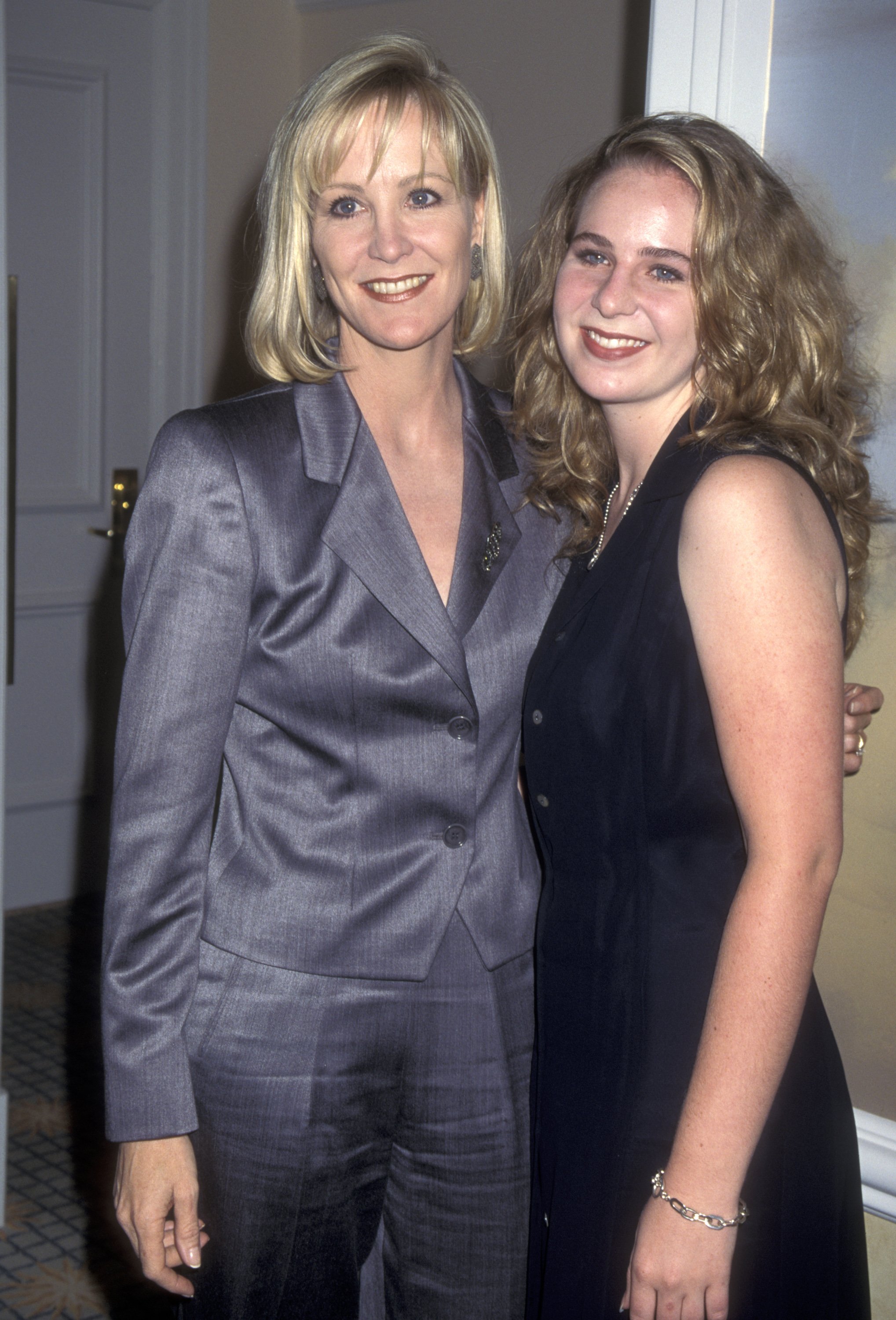 Joanna and Ashley Kerns at the Second Annual Women in Film Lucy Awards on September 9, 1995, in Beverly Hills, California | Source: Getty Images