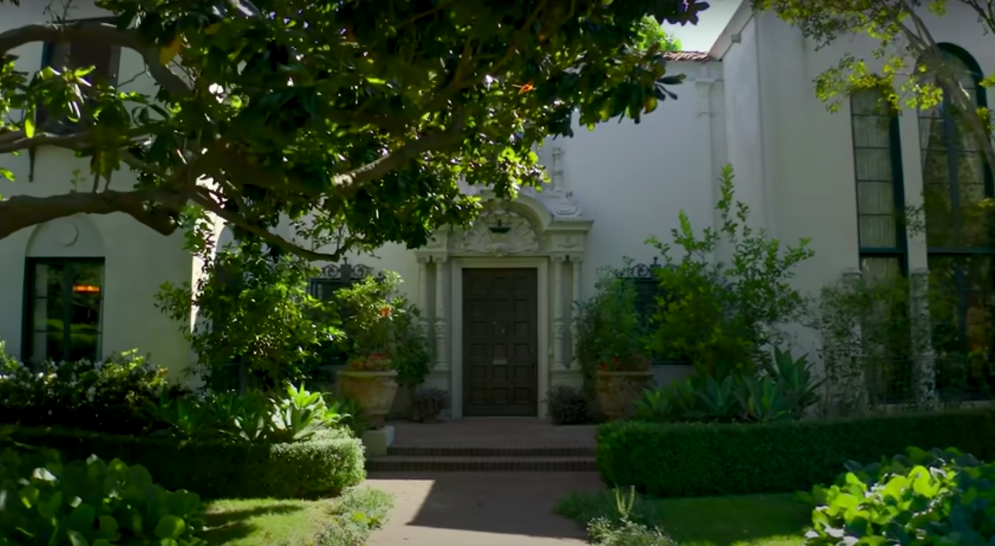 Previous house of Bridget Fonda and Danny Elfman in Los Angeles | Source: Youtube/Architectural Digest