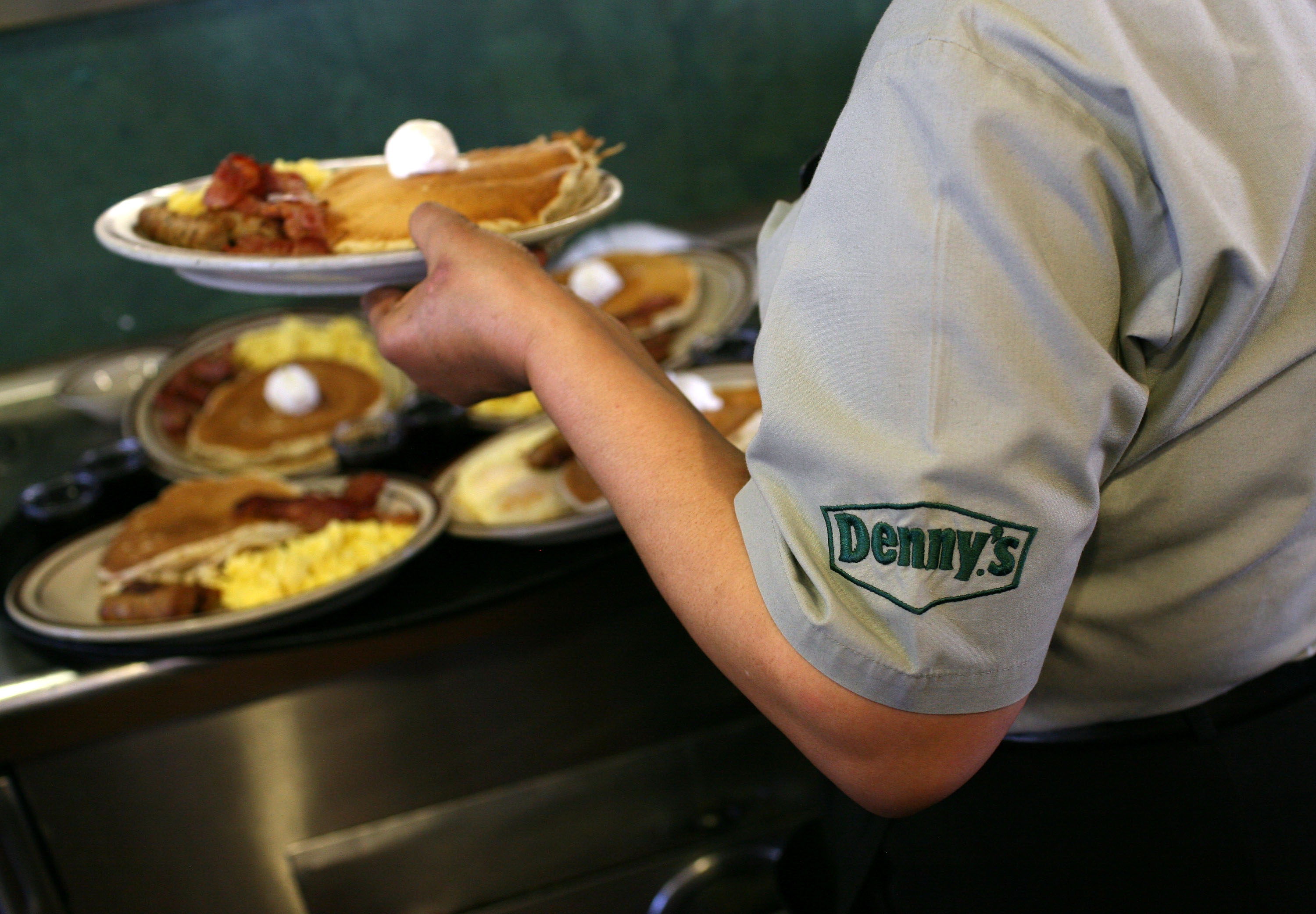 A server prepares to deliver breakfast at Denny’s in Emeryville on February 3, 2009 | Source: Getty Images