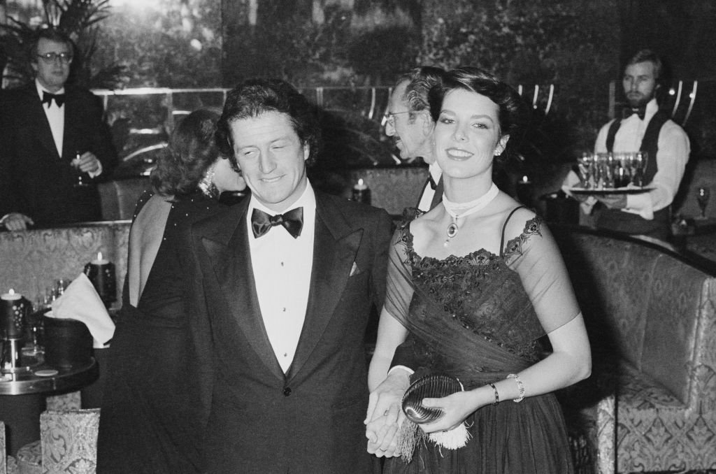 Caroline, princesa de Mónaco, con el banquero francés Philippe Junot, en una fiesta en Reino Unido, el 22 de diciembre de 1978. | Foto: Getty Images