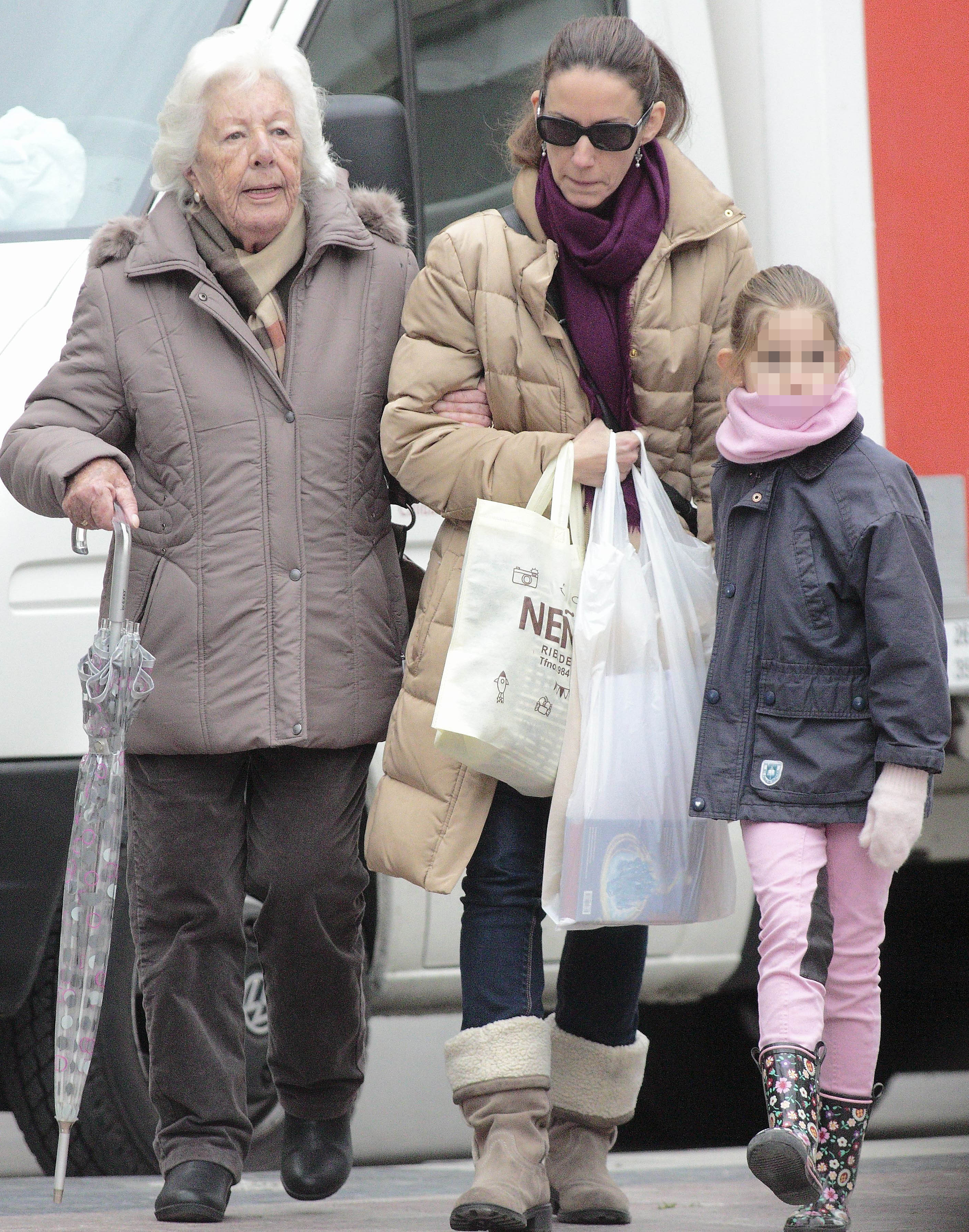 Telma Ortiz, su hija Amanda Martín y la abuela Menchú Álvarez del Valle son vistas el 4 de enero de 2016 en Asturias, España. | Foto: Getty Images