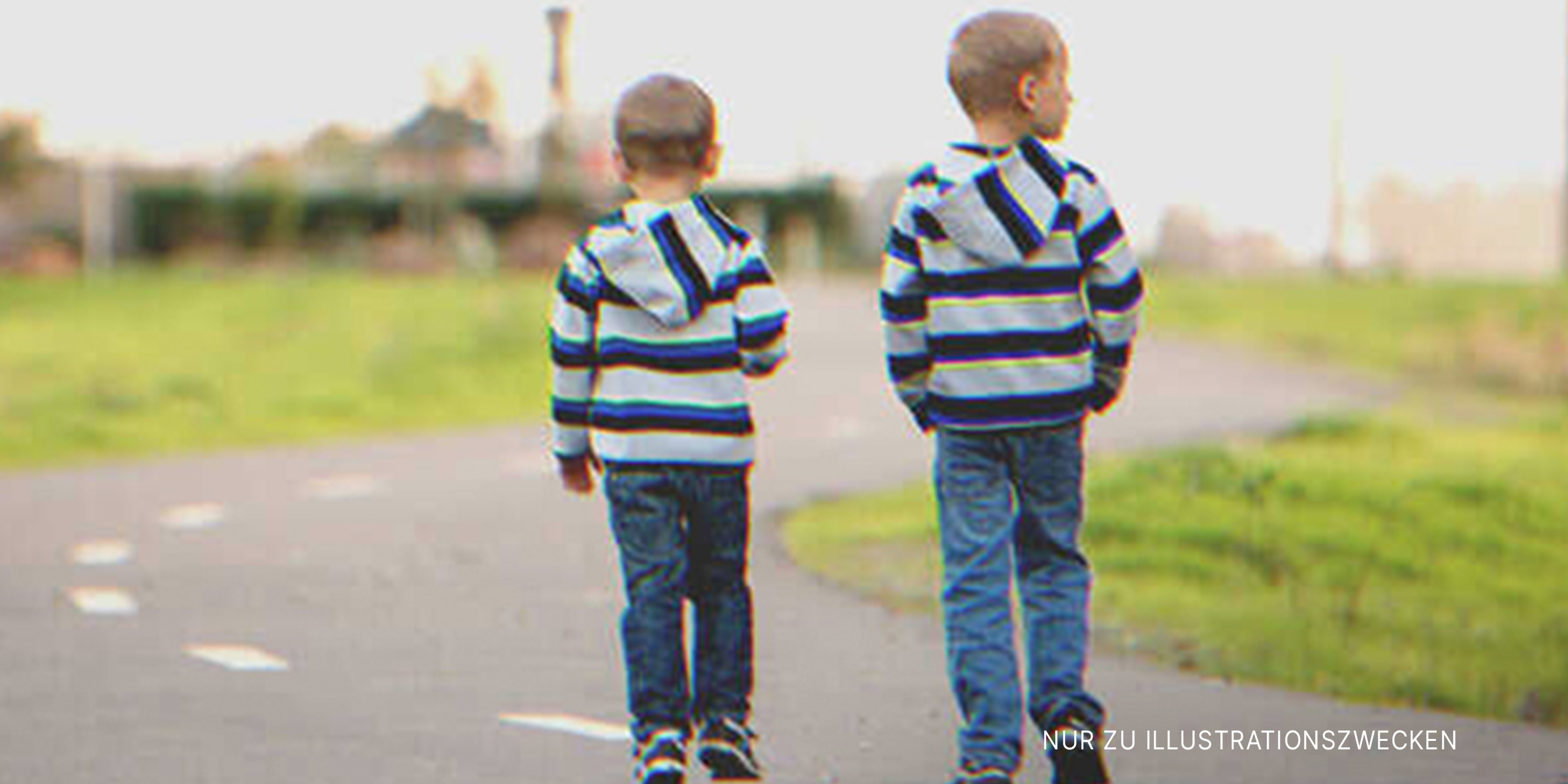Zwei Jungs auf der Straße | Quelle: Shutterstock