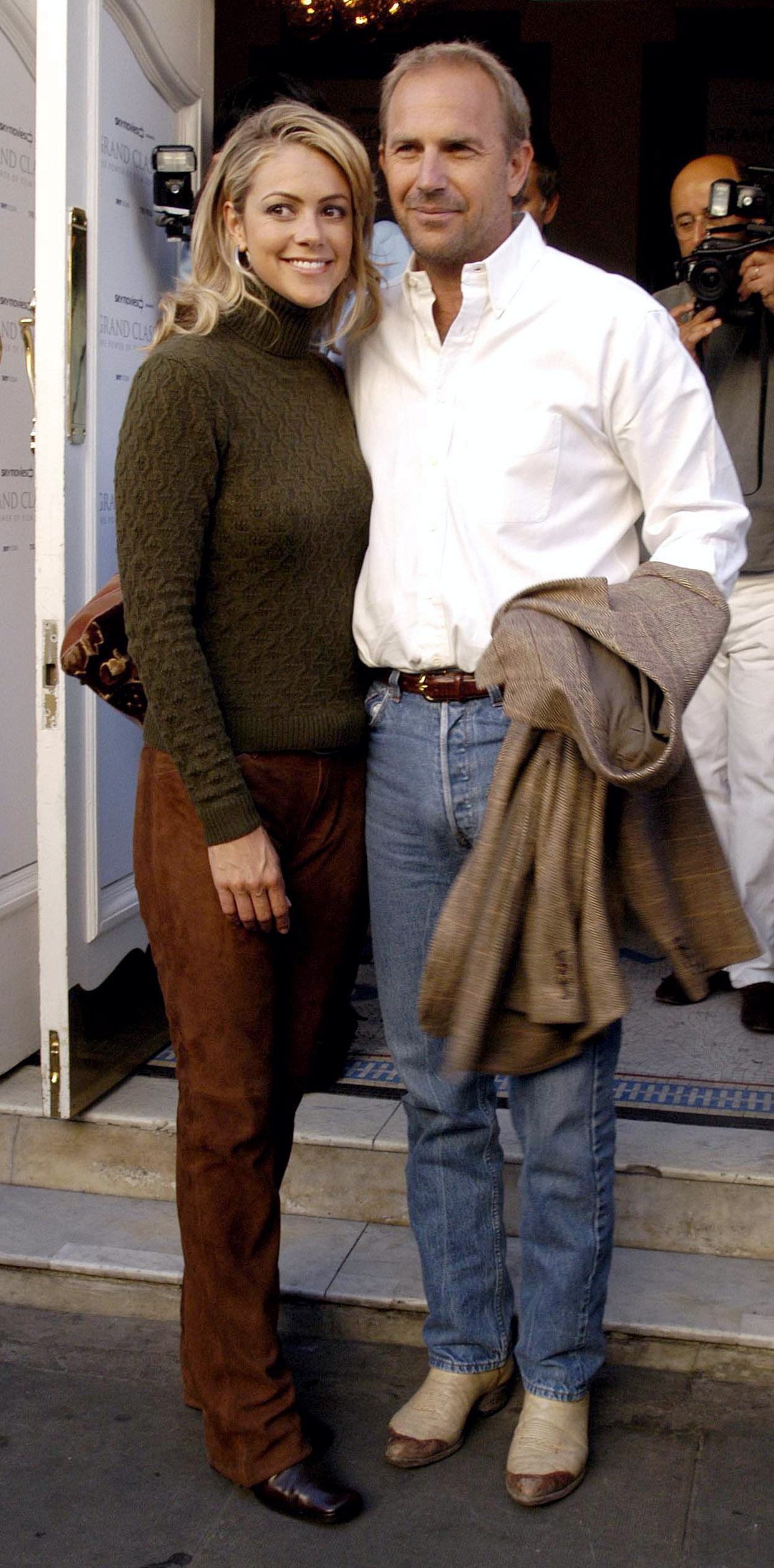 Christine Baumgartner und Kevin Costner bei der Vorführung von "Cool Hand Luke" im Notting Hill Cinema in London am 14. September 2003 | Quelle: Getty Images