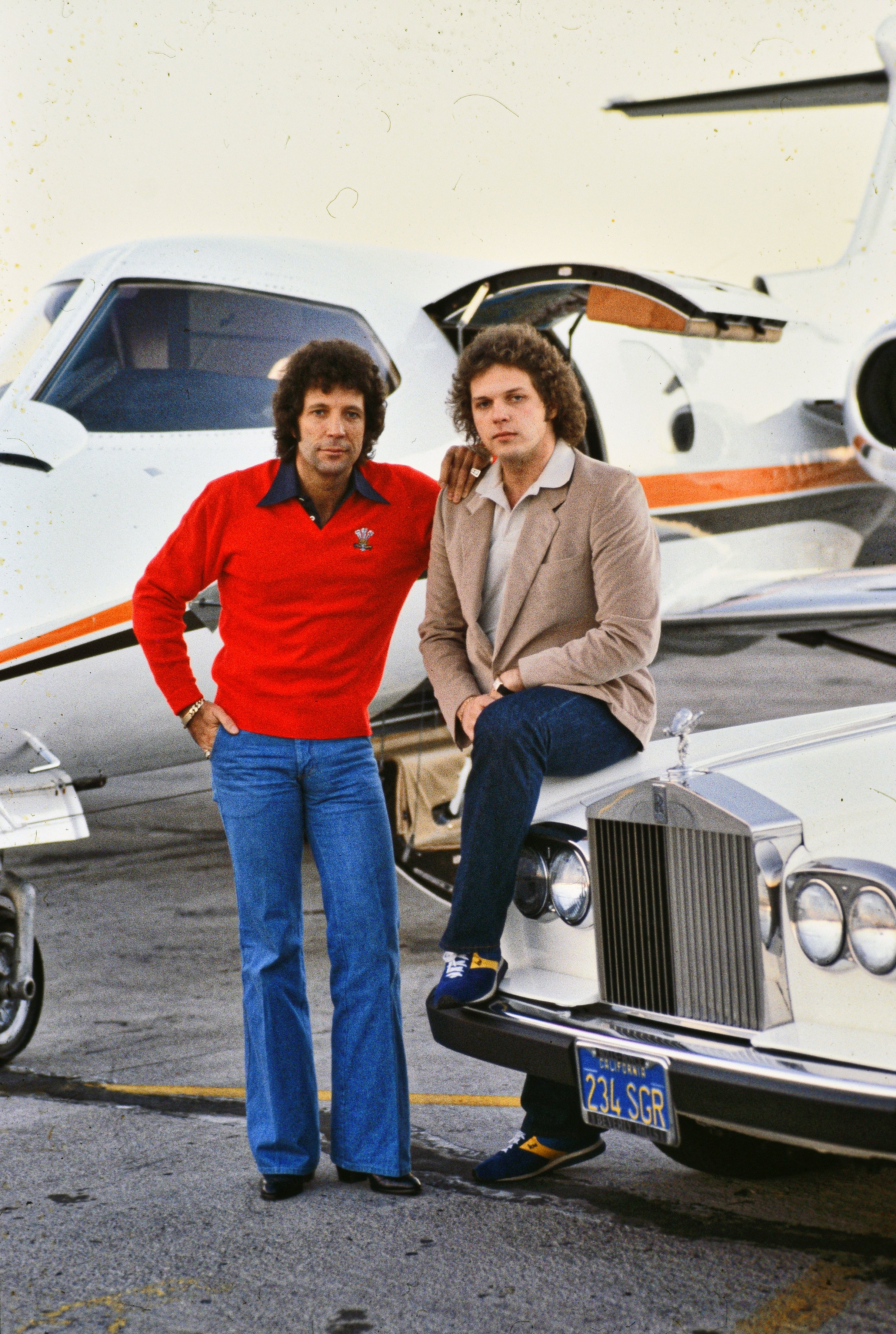 Tom Jones and his son Mark in front of their private jet on May 27, 1980 | Source: Getty Images