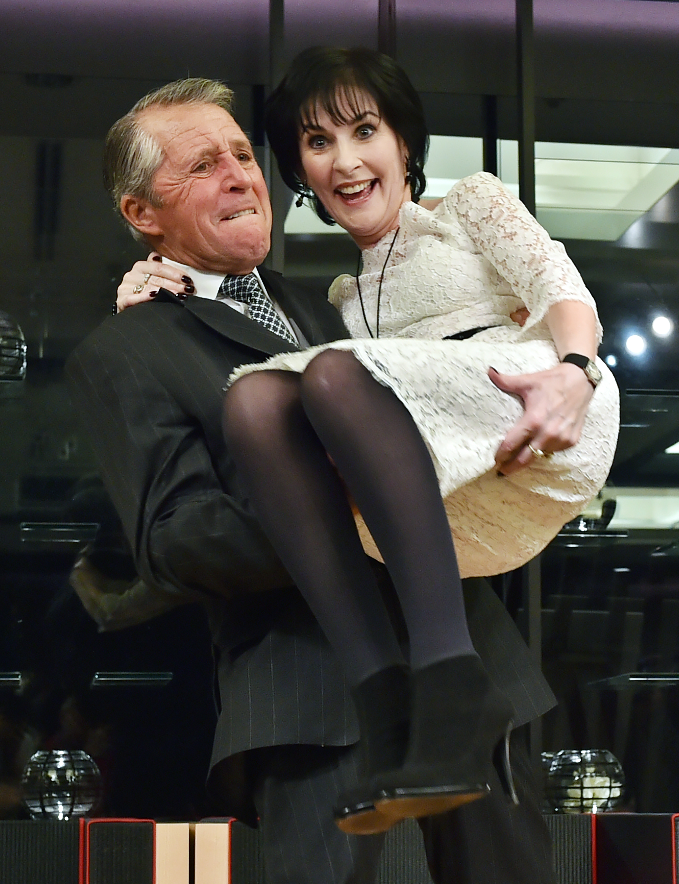 Former professional golfer Gary Player holding the Irish singer-songwriter following a press conference in Tokyo on March 20, 2016. | Source: Getty Images