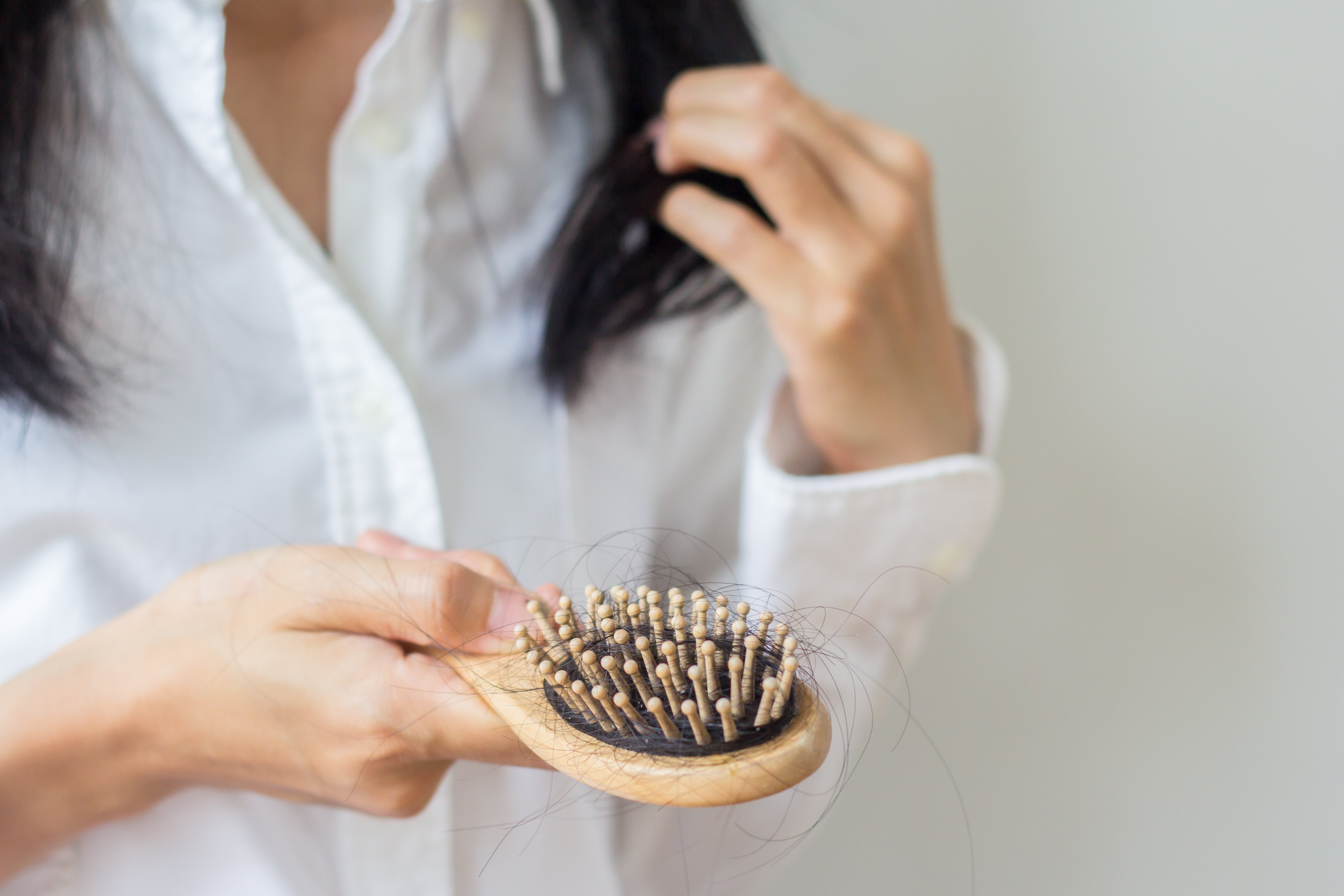 Un pinceau de peigne avec des cheveux. | Photo : Shutterstock