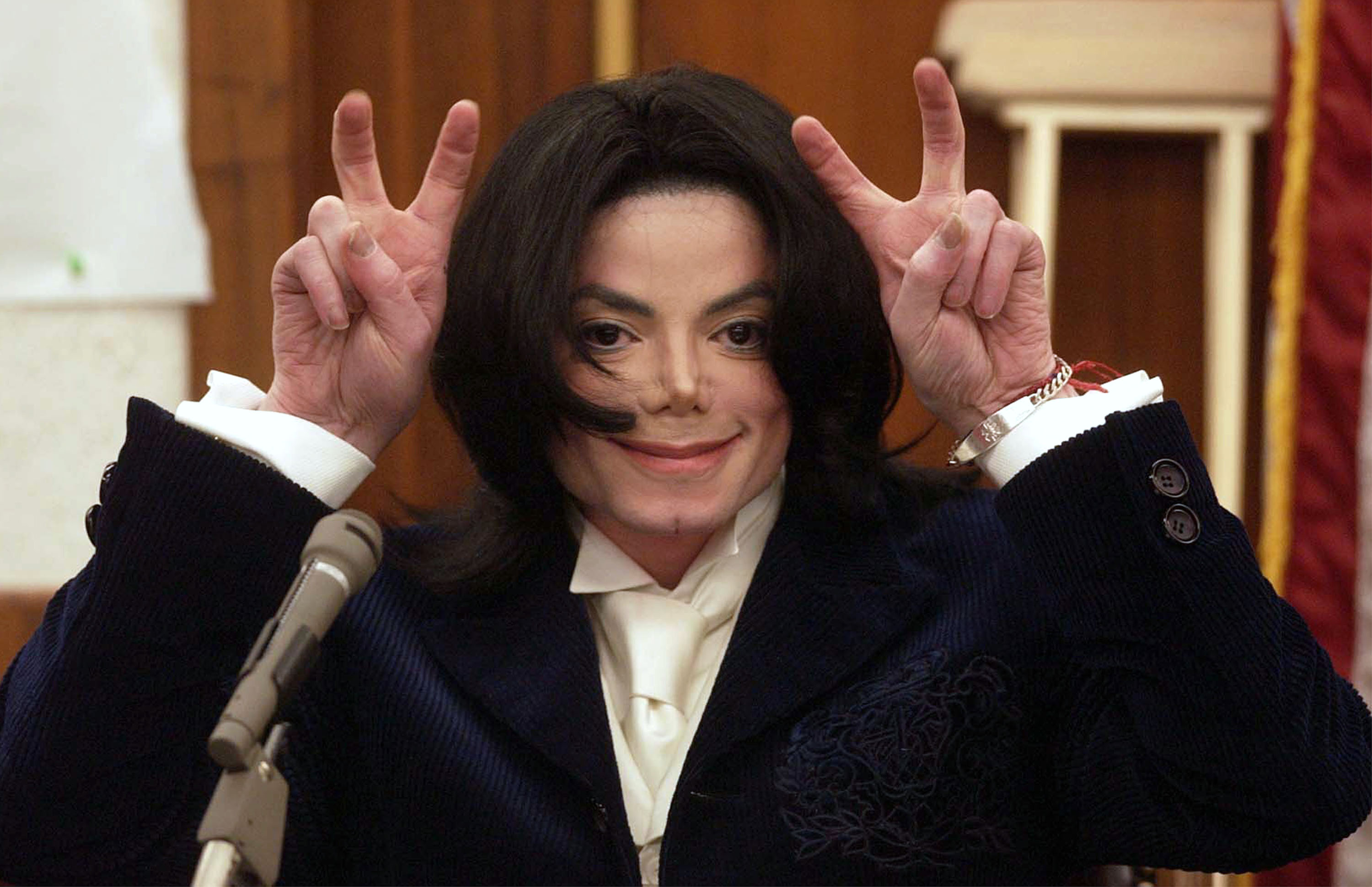 Michael Jackson during his civil trial in Santa Maria, 2002 | Source: Getty Images