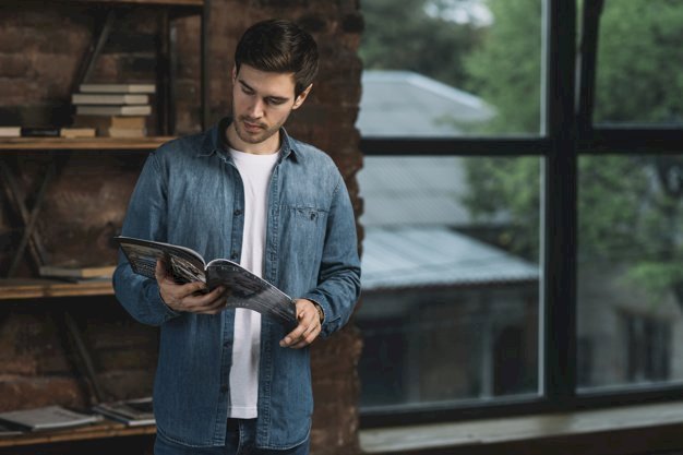 Un homme lit un livre. | Photo: Freepik