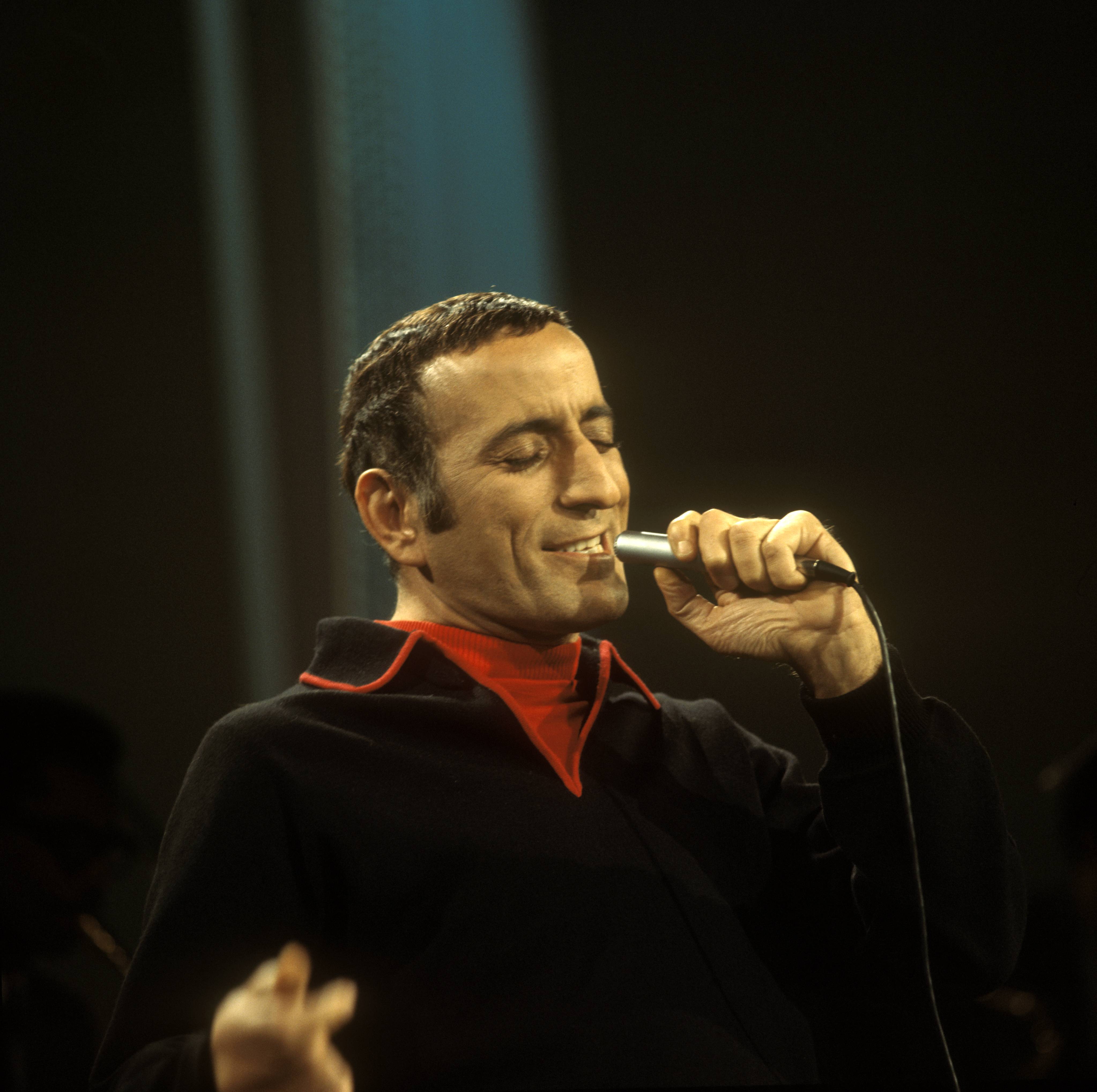 Tony Bennett performing live, circa 1962. | Source: Getty Images