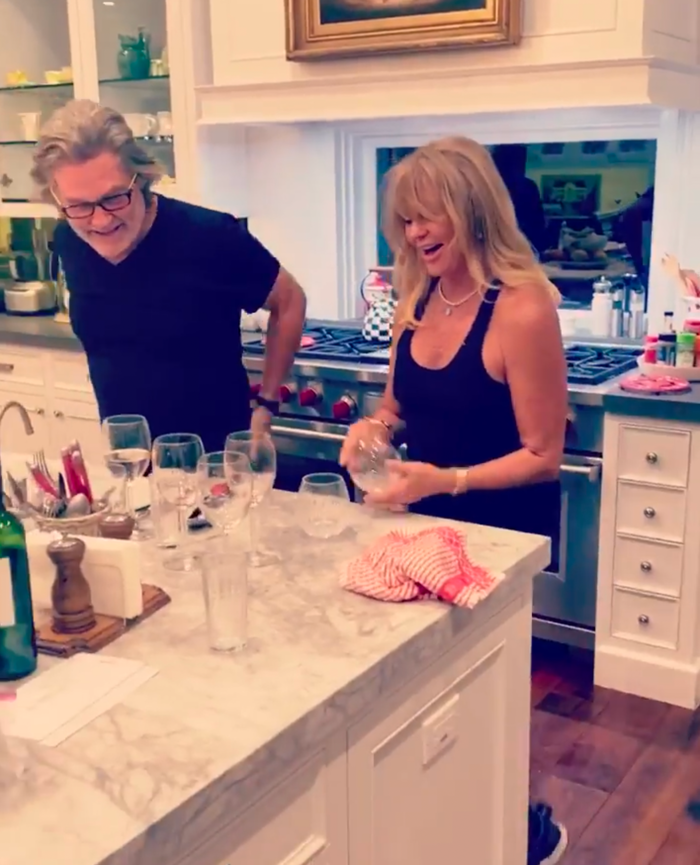 Goldie Hawn y Kurt Russell lavando los platos | Foto: Instagram/ Goldie Hawn