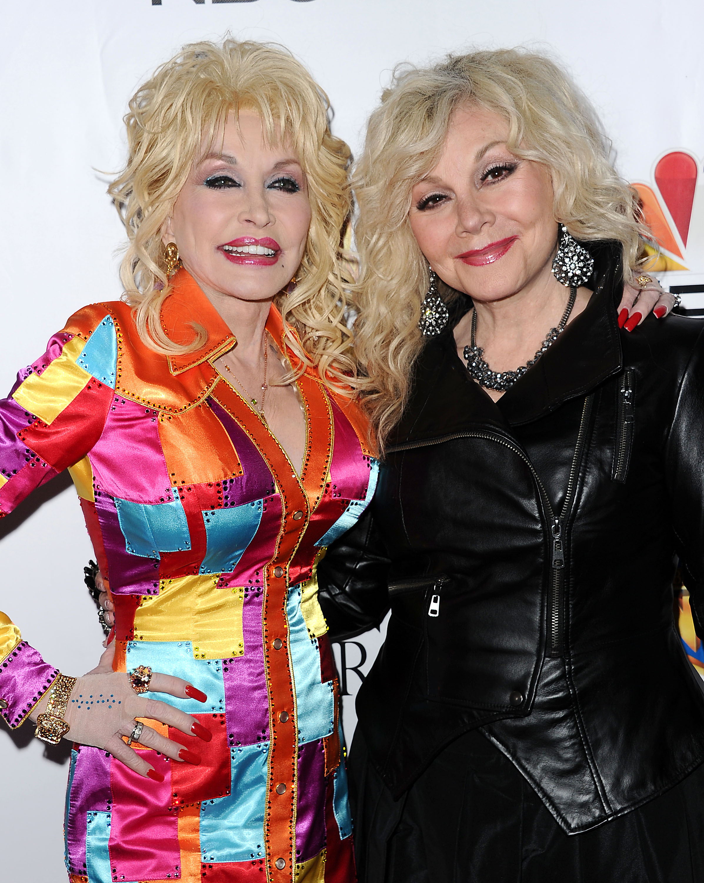Dolly and Stella Parton at the premiere of "Dolly Parton's Coat of Many Colors" in Hollywood, California on December 2, 2015 | Source: Getty Images