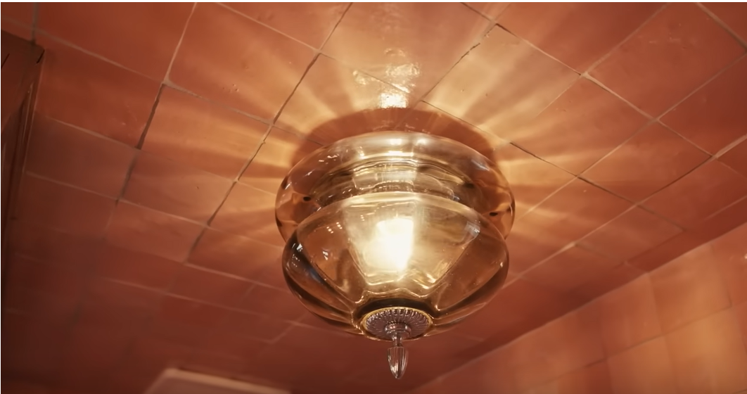 Lighting feature in Sarah Paulson's Maibu home | Source: Youtube.com/@Archdigest