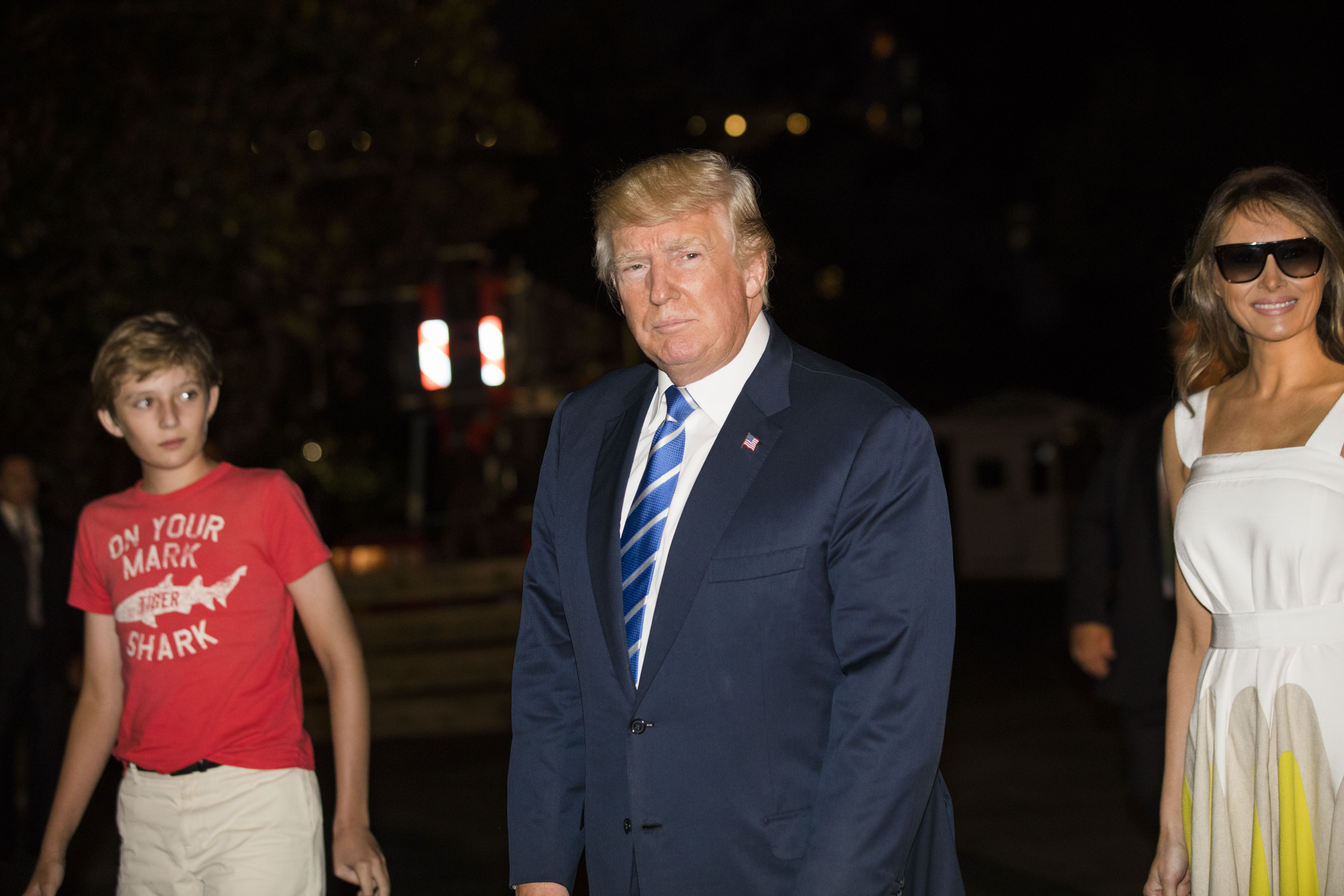 Donald Trump Melania Trump et leur fils Barron sur la pelouse sud de la Maison Blanche en 2017 | source : Getty Images