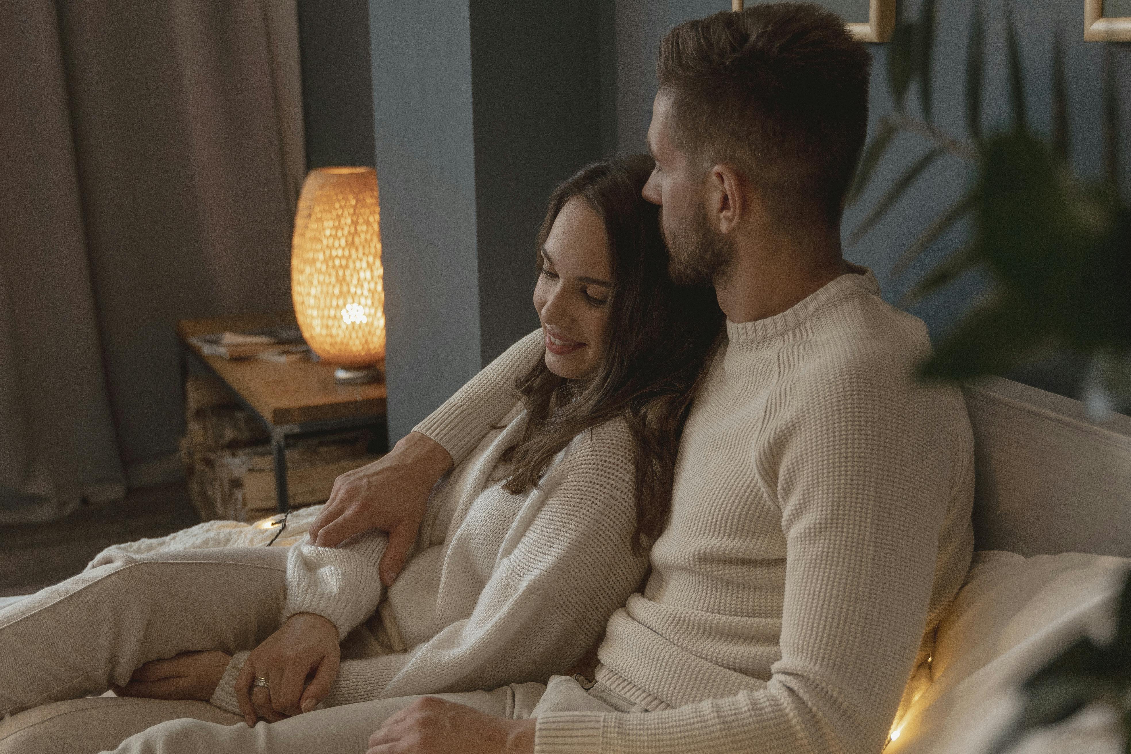 A cozy couple at home | Source: Pexels