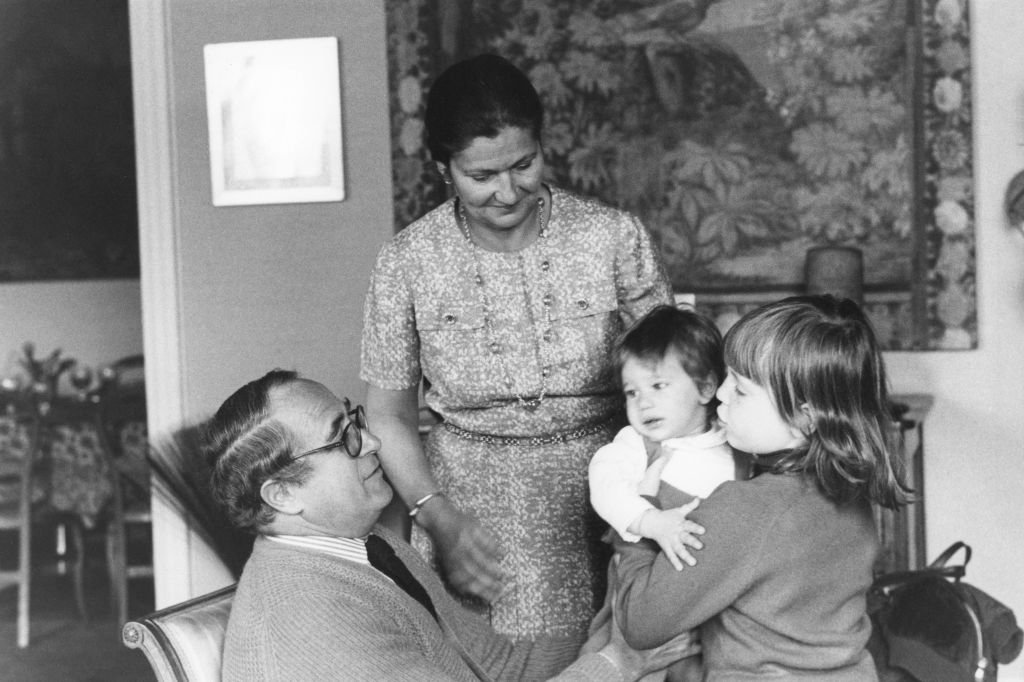 Antoine and Simone Vail with their grandchildren at their Parisian home in May 1979 in Paris, France.  |  Photo: Getty Images