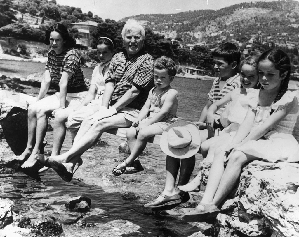 L'acteur, réalisateur et producteur britannique Charlie Chaplin en vacances à Saint Cap Ferrat avec sa famille, (de gauche à droite) sa femme Oona et leurs enfants, Geraldine, Eugene, Michael, Victoria et Josephine. | Photo : Getty Images.