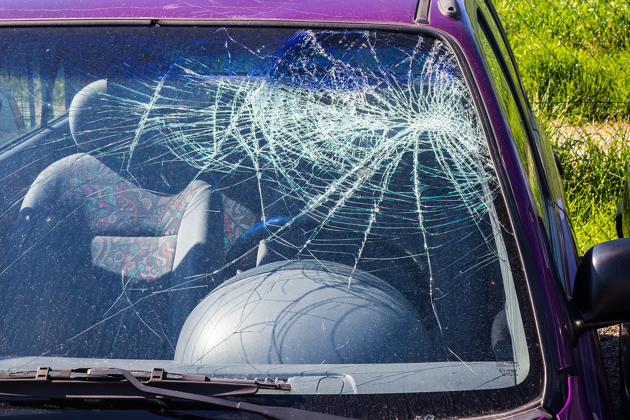 A car with a broken window | Source: Pixabay