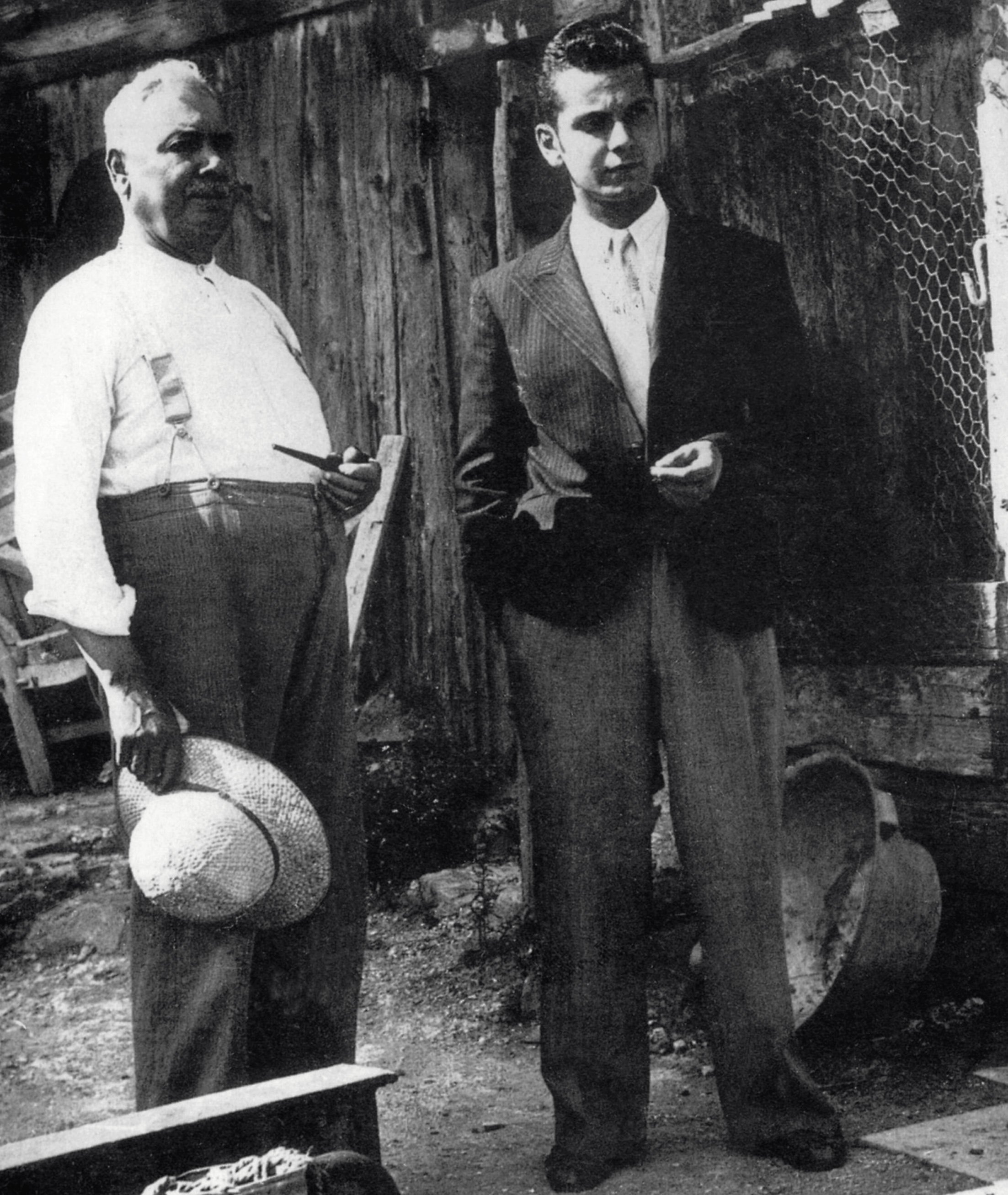 Georges Brassens (1921-1981) et son père vers 1946 | Photo : Getty Images Georges Brassens (1921-1981) et son père vers 1946 | Photo : Getty Images