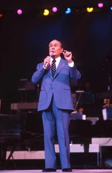 Tino Rossi lors d'un concert au Casino de Paris en novembre 1982, France. | Photo : Getty Images Tino Rossi lors d'un concert au Casino de Paris en novembre 1982, France. | Photo : Getty Images