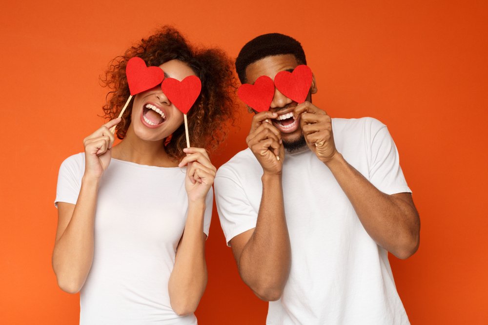 A happy couple holding love.| Photo: Shutterstock.