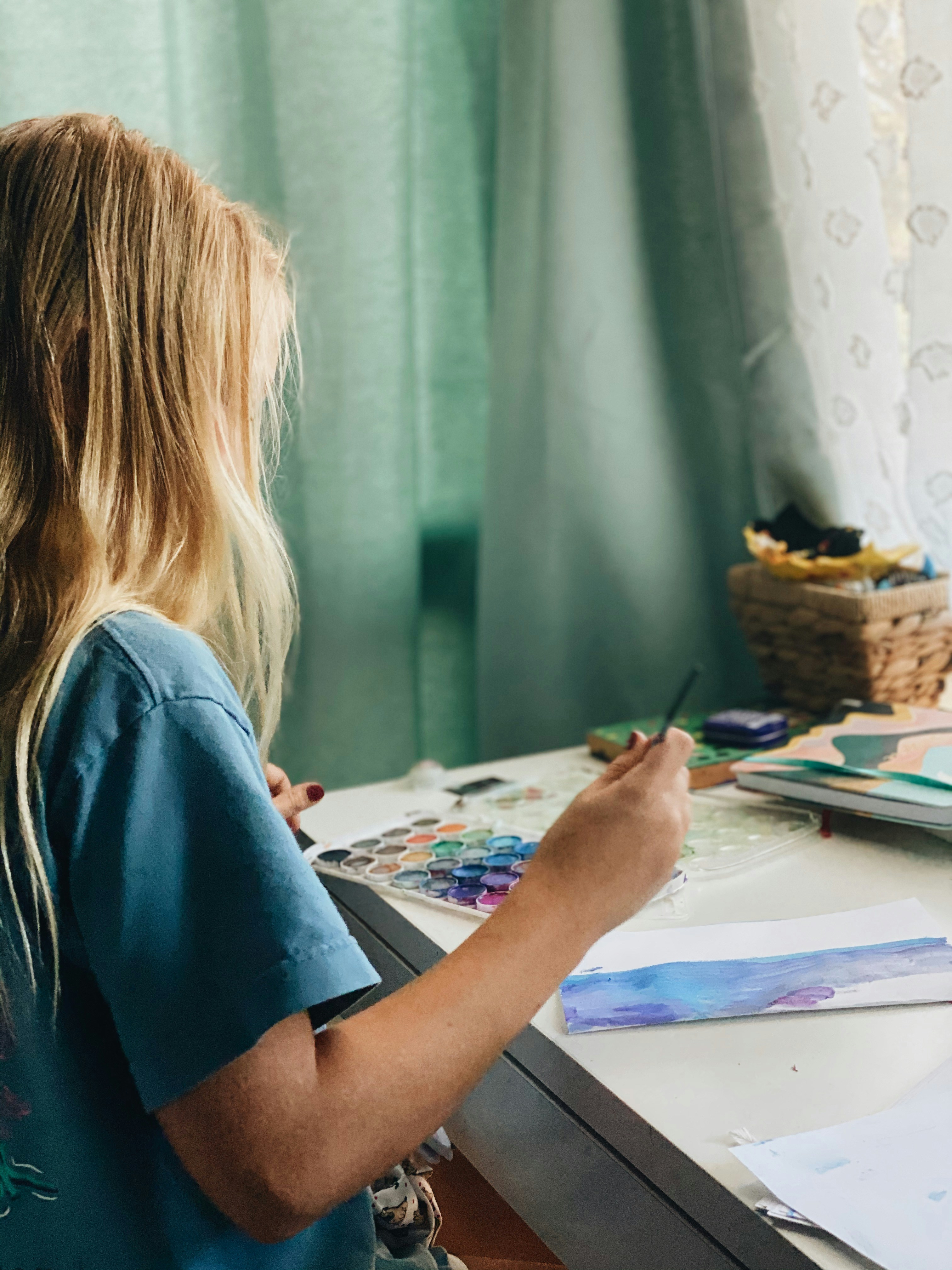 A child doing art | Source: Unsplash