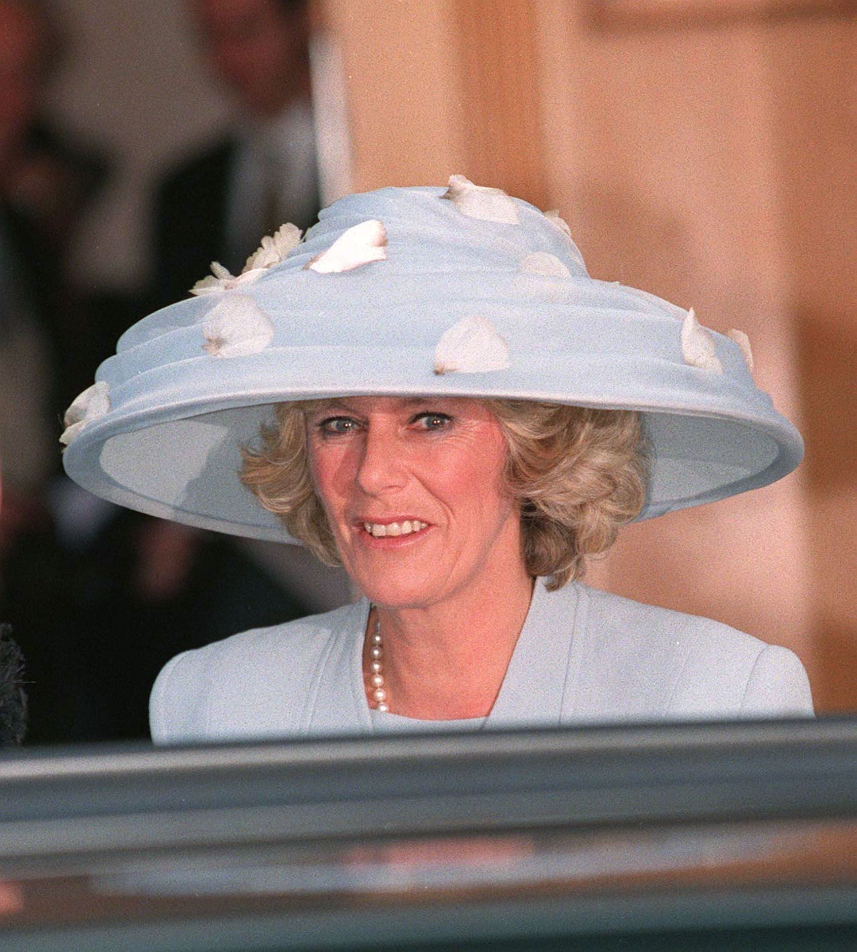 Camilla Parker Bowles assiste à une cérémonie de mariage à Londres en octobre 1998. | Photo : Getty Images