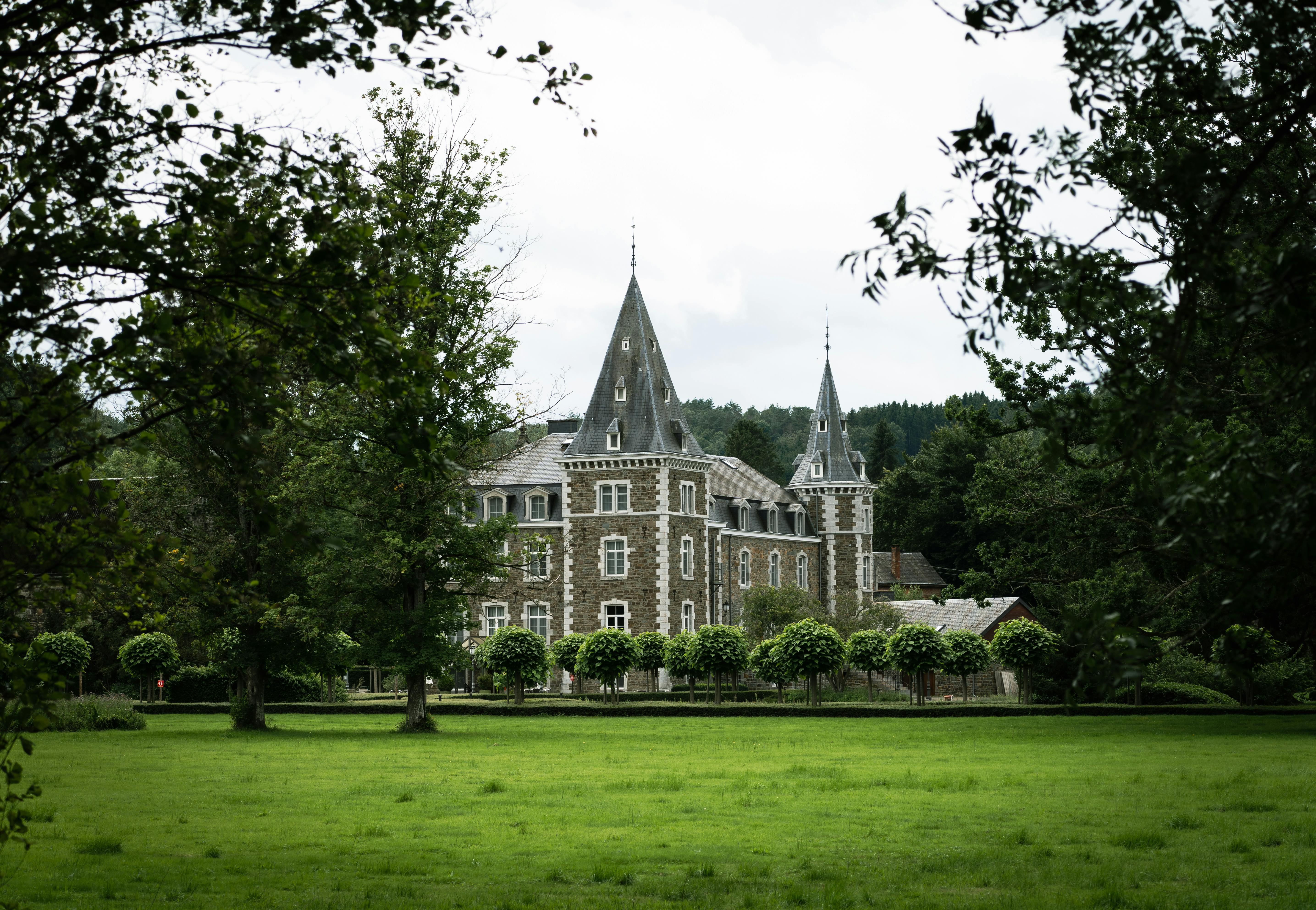 A big house with a garden | Source: Pexels