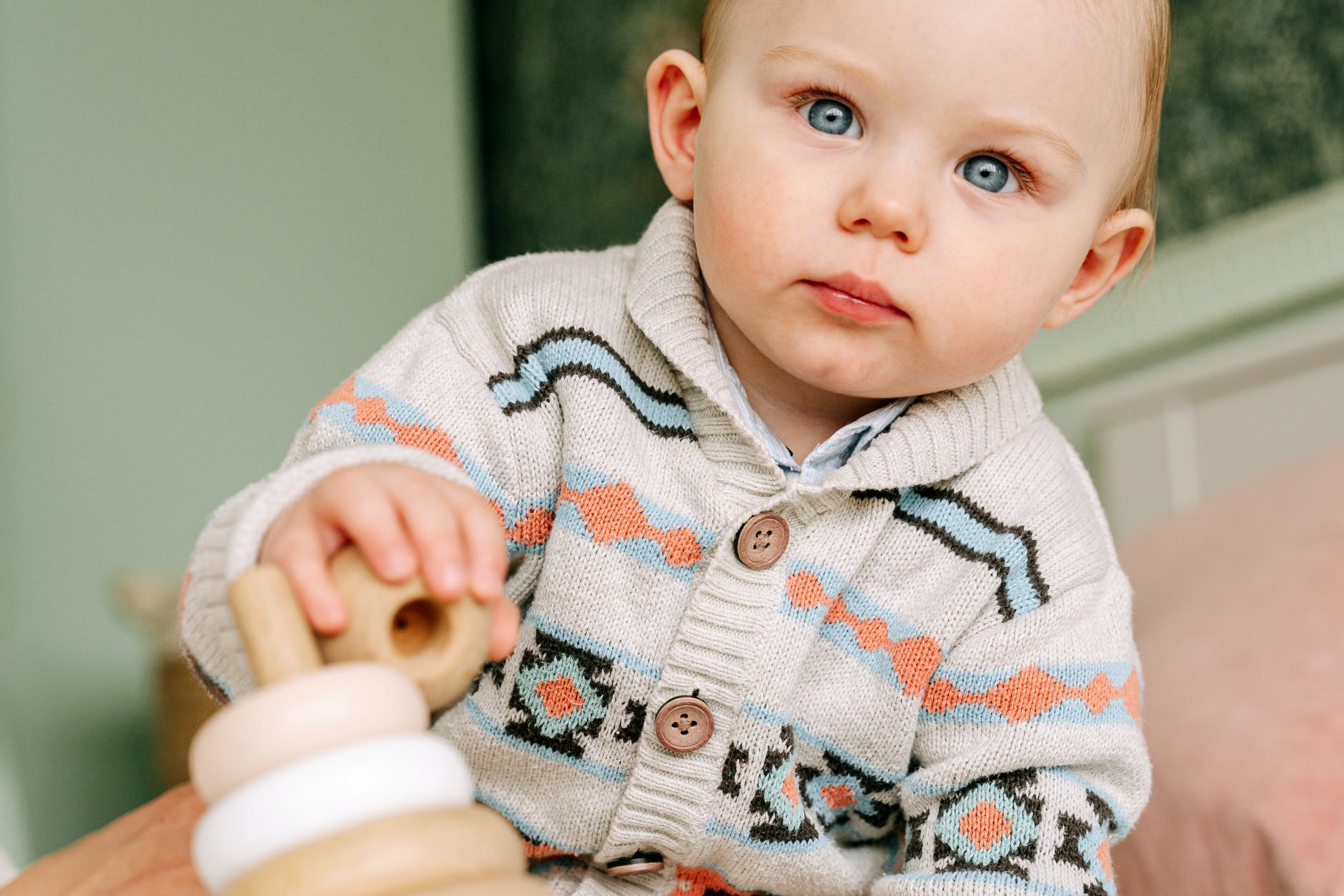 Una bebé con grandes ojos verdes. | Foto: Pexels